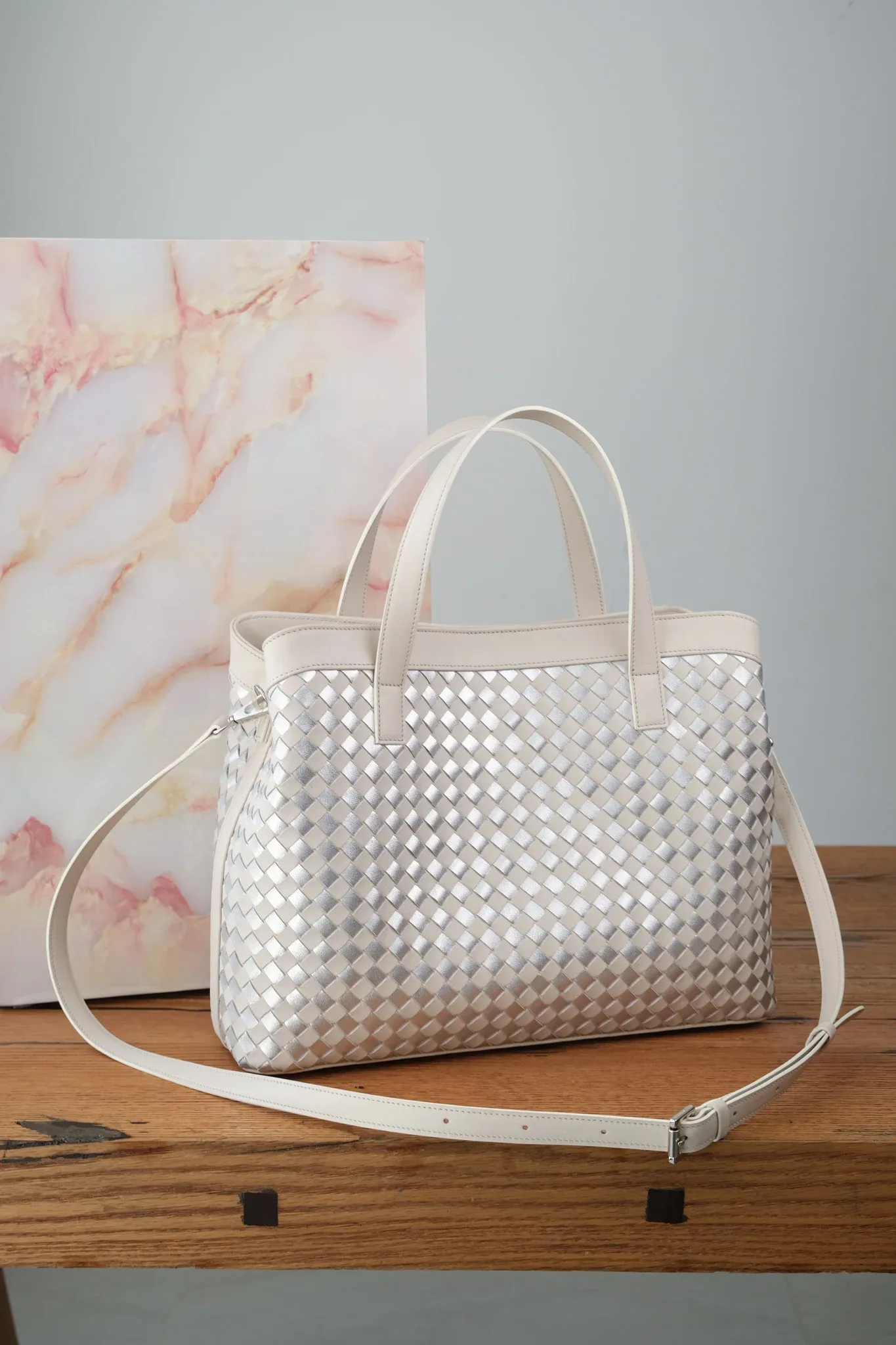 Ảnh Studio Túi loom đan da trắng kem - Koi Leather
