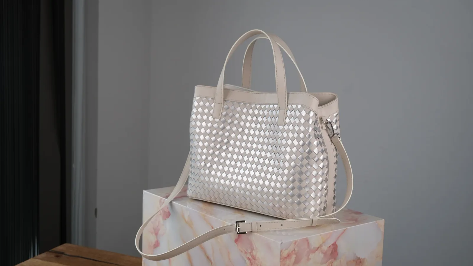 Ảnh Studio Túi loom đan da trắng kem - Koi Leather