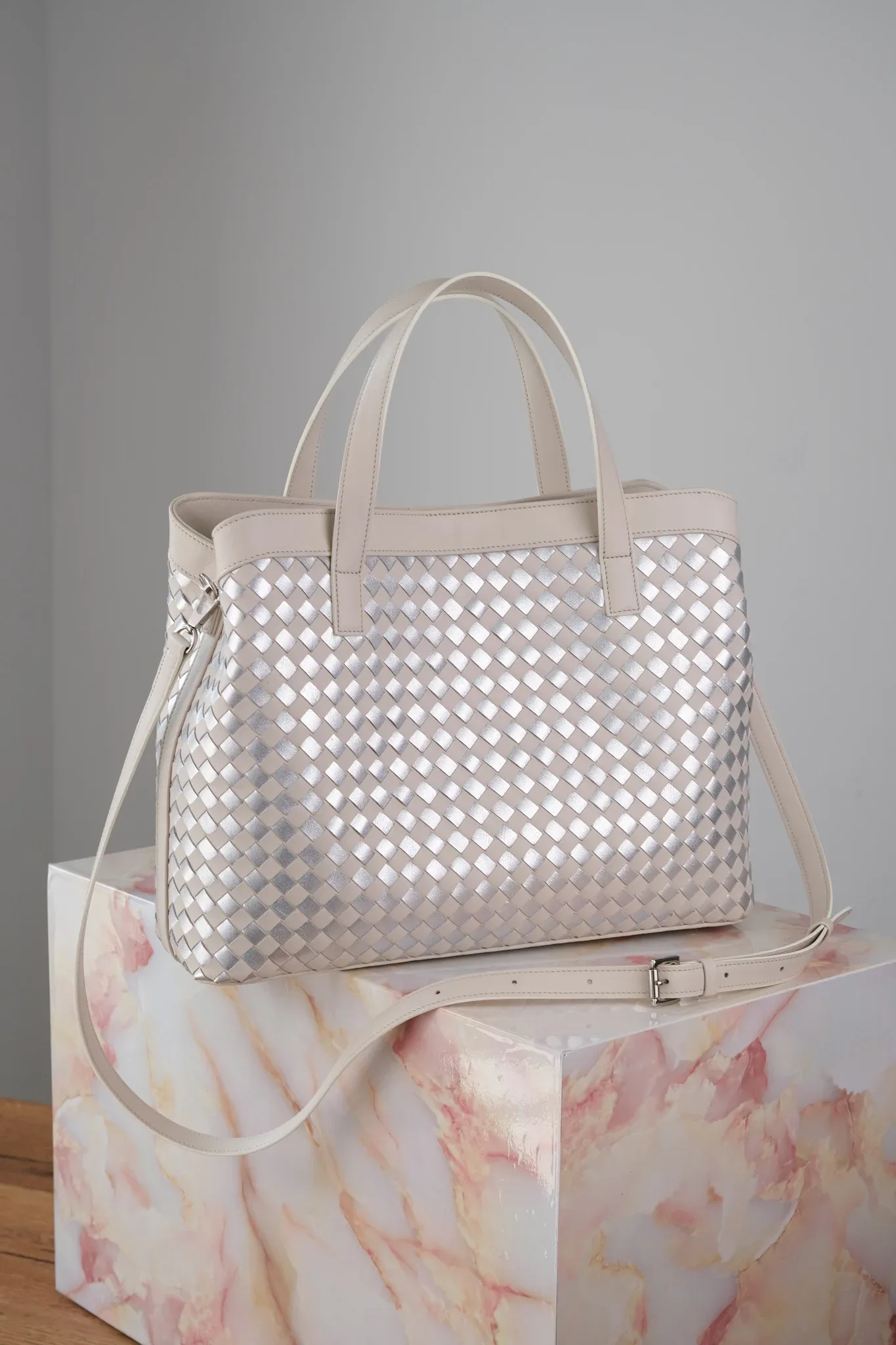Ảnh Studio Túi loom đan da trắng kem - Koi Leather