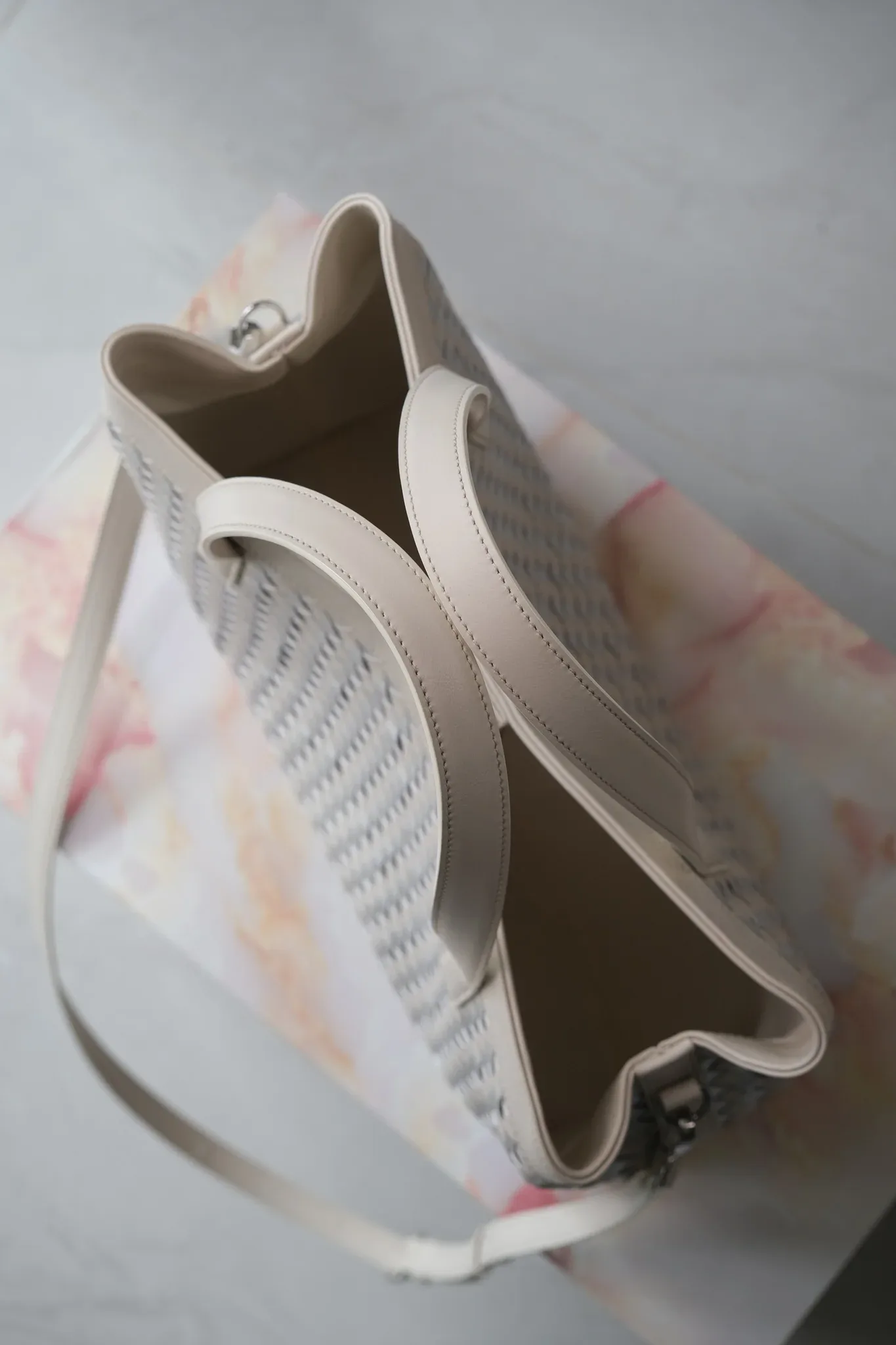 Ảnh Studio Túi loom đan da trắng kem - Koi Leather