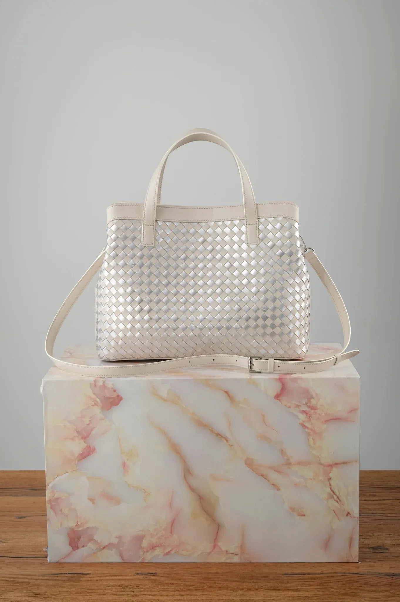 Ảnh Studio Túi loom đan da trắng kem - Koi Leather