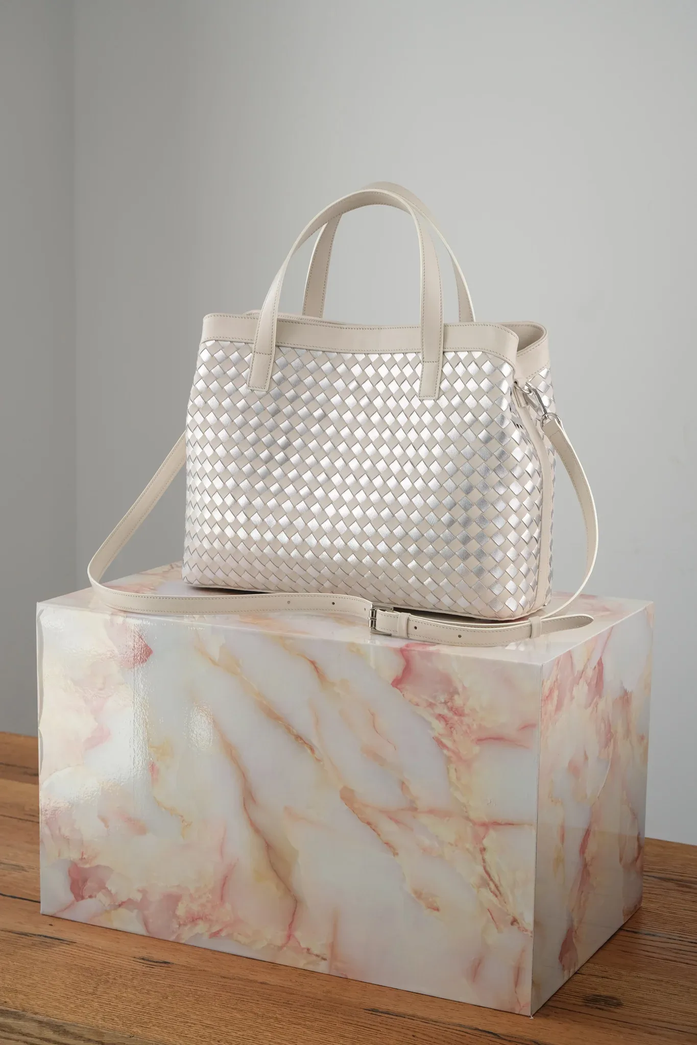 Ảnh Studio Túi loom đan da trắng kem - Koi Leather