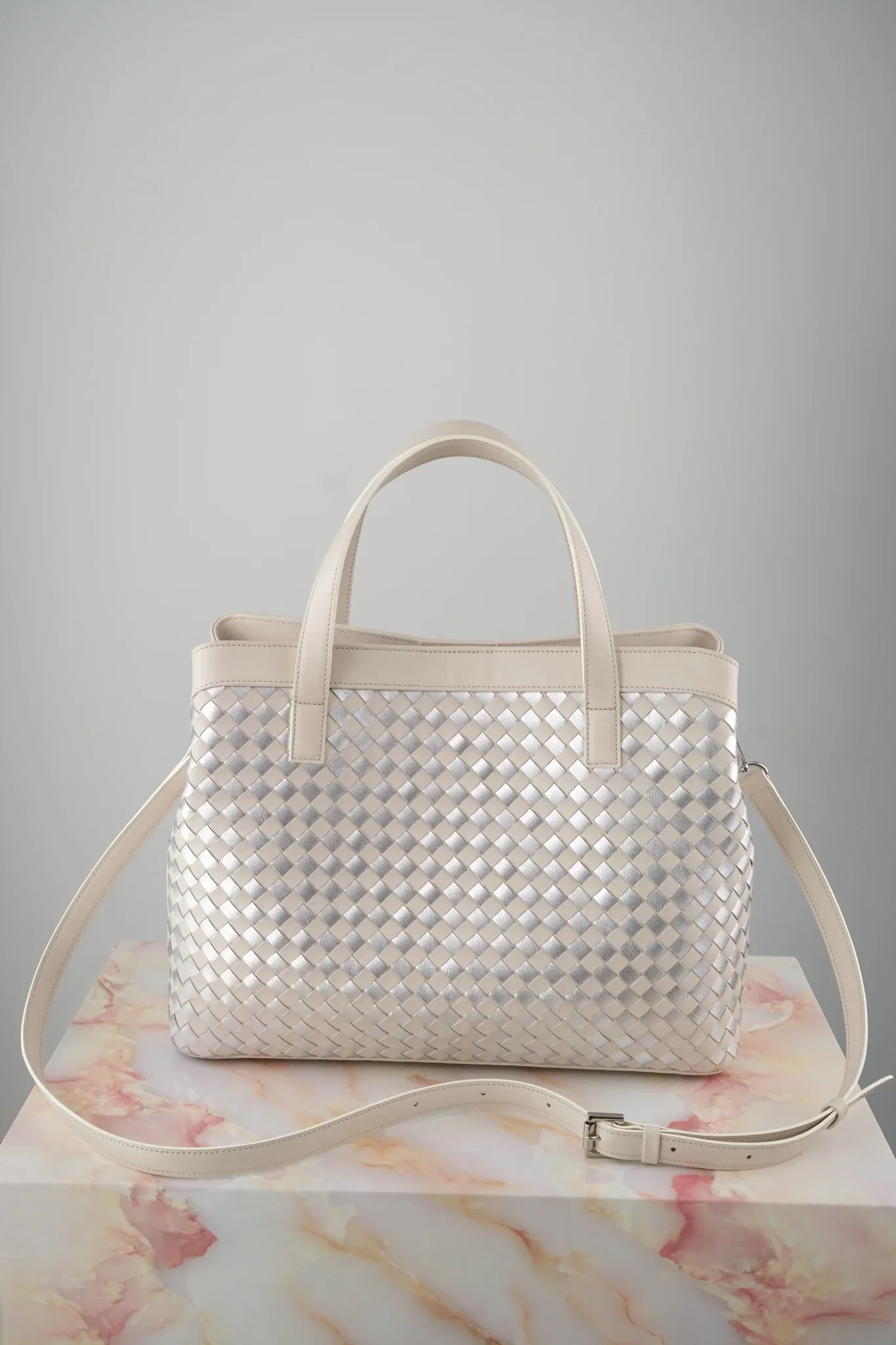 Ảnh Studio Túi loom đan da trắng kem - Koi Leather