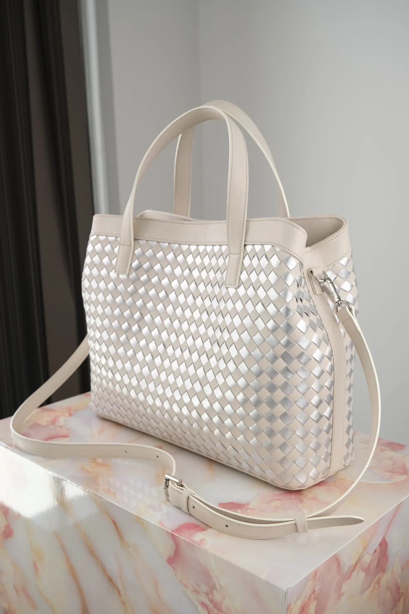 Ảnh Studio Túi loom đan da trắng kem - Koi Leather