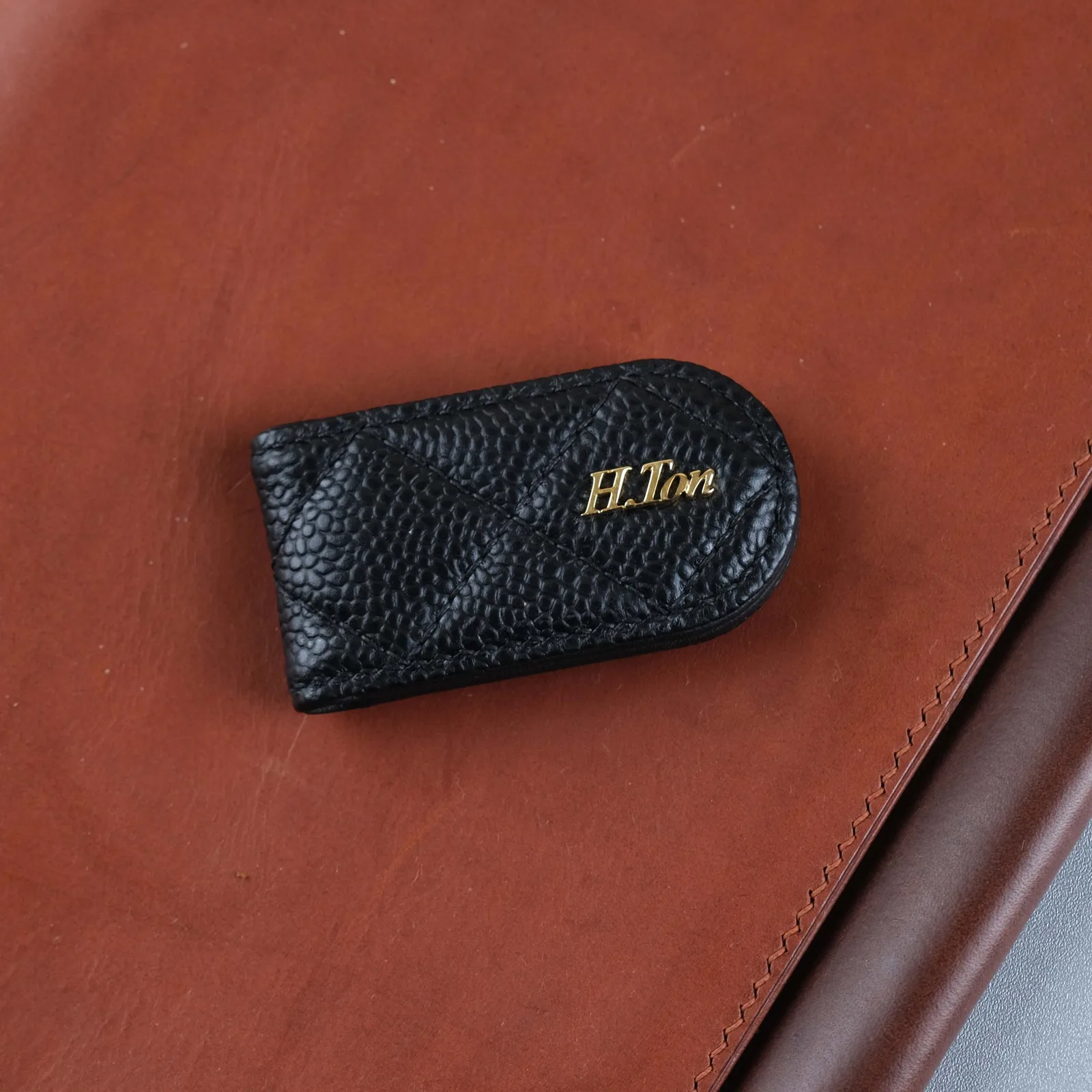 Ảnh Studio Kẹp tiền da Caviar chần trám nam châm - Koi Leather