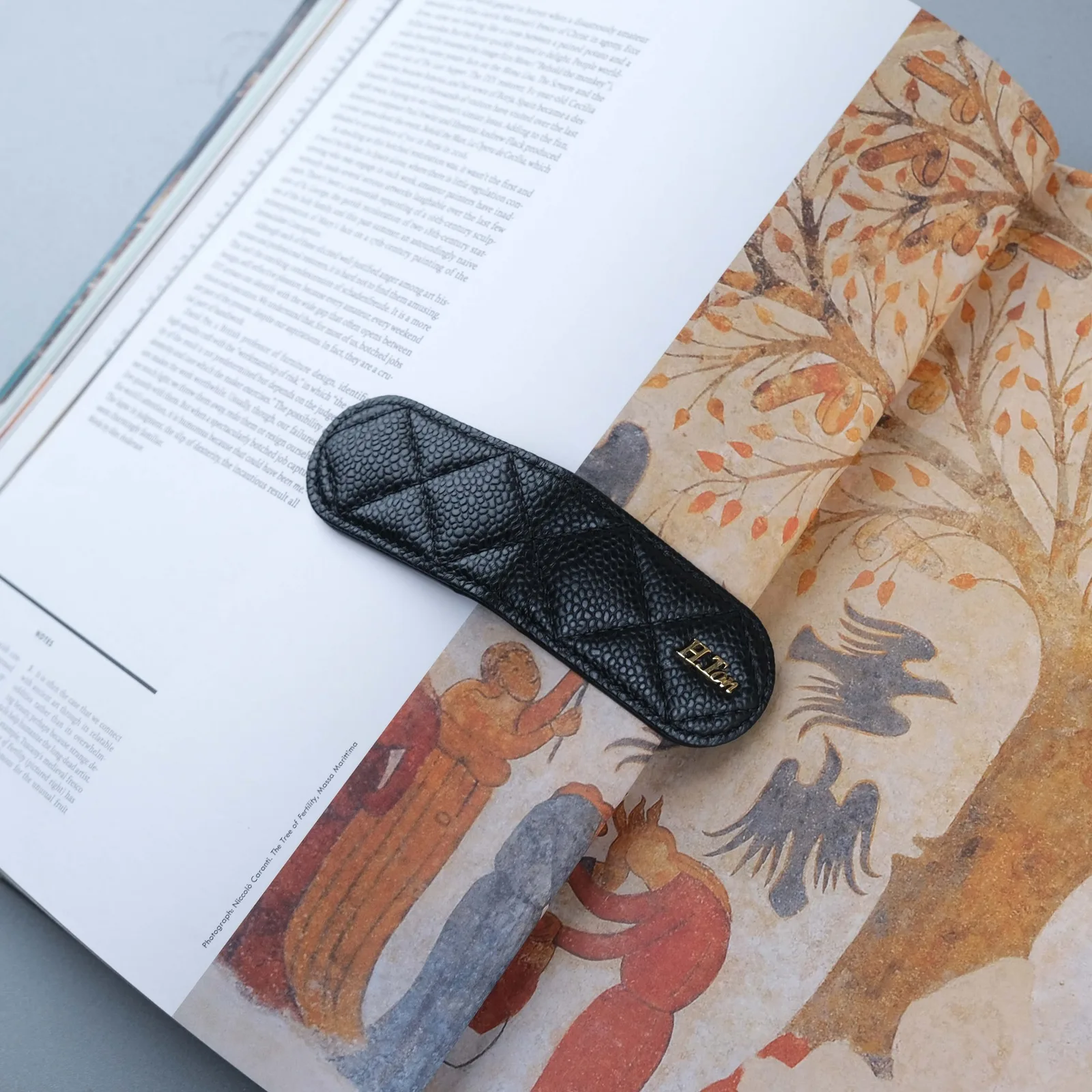 Ảnh Lifestyle Kẹp tiền da Caviar chần trám nam châm - Koi Leather