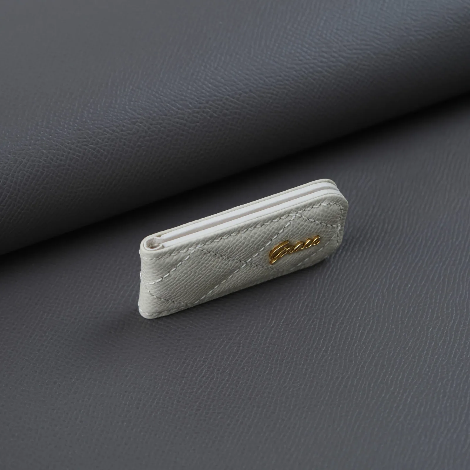 Ảnh Studio Money clip epsom kem - may trám - KOI Leather