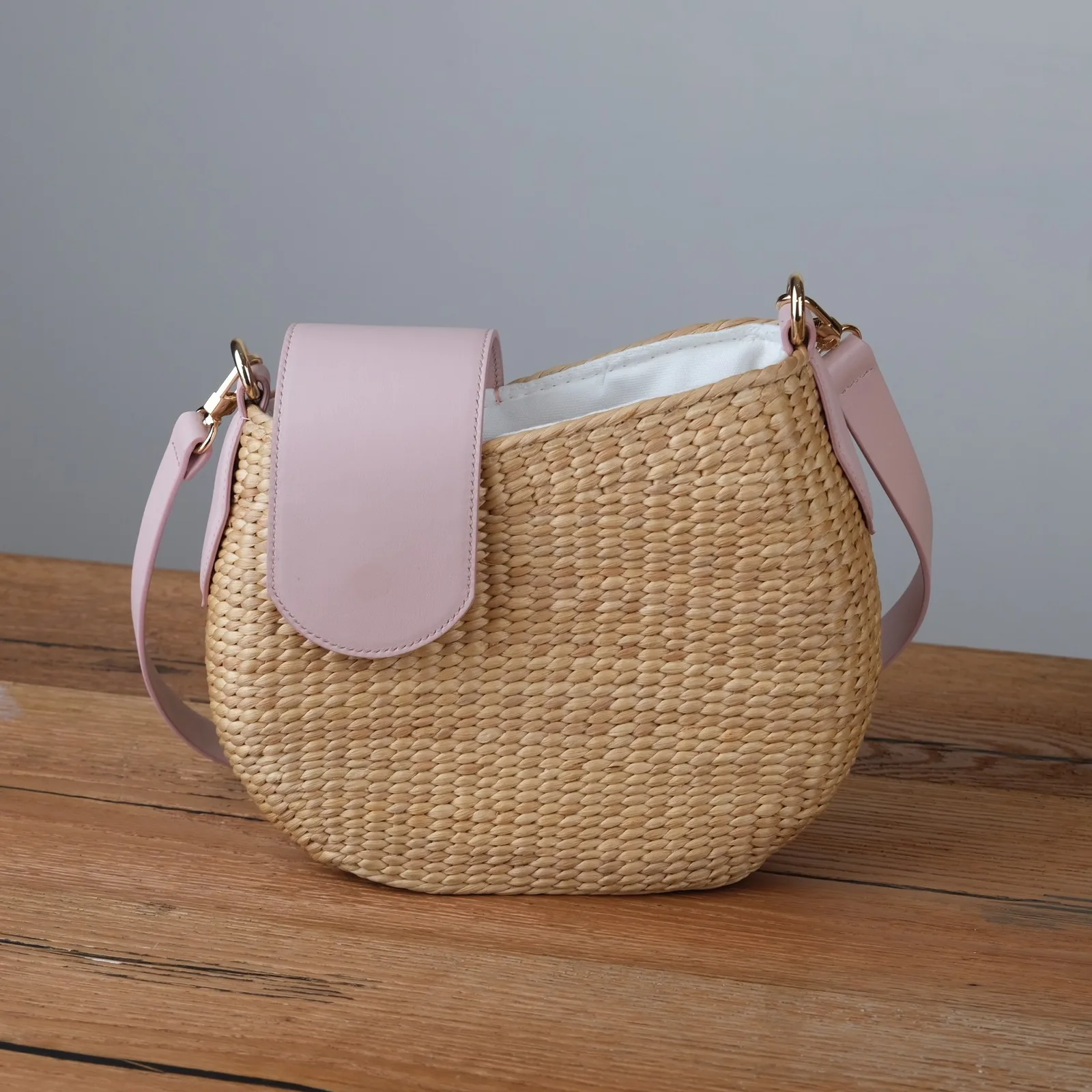 Ảnh Studio Túi cói đan phối nắp và quai da bò - Koi Leather