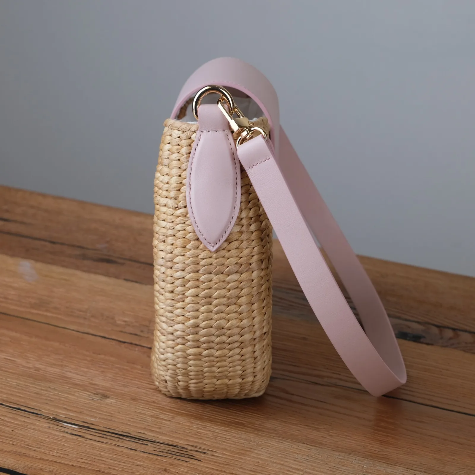 Ảnh Studio Túi cói đan phối nắp và quai da bò - Koi Leather