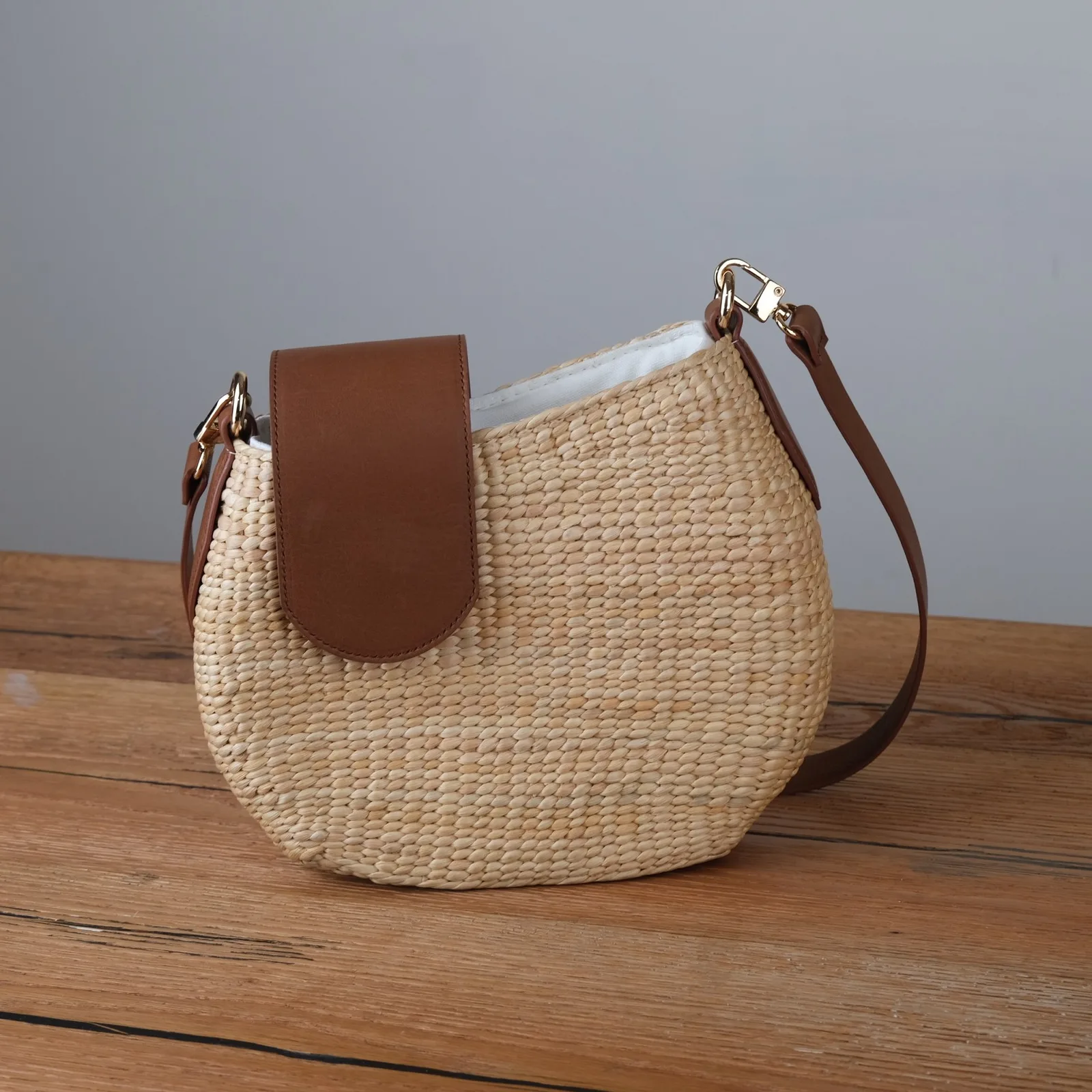 Ảnh Studio Túi cói đan phối nắp và quai da bò - Koi Leather