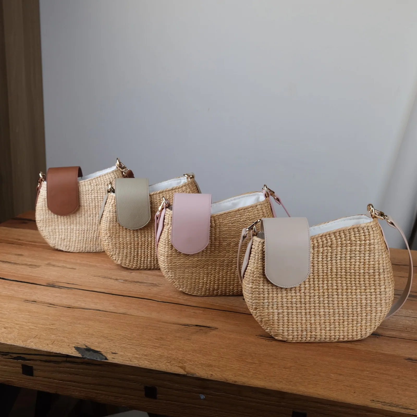 Ảnh Studio Túi cói đan phối nắp và quai da bò - Koi Leather