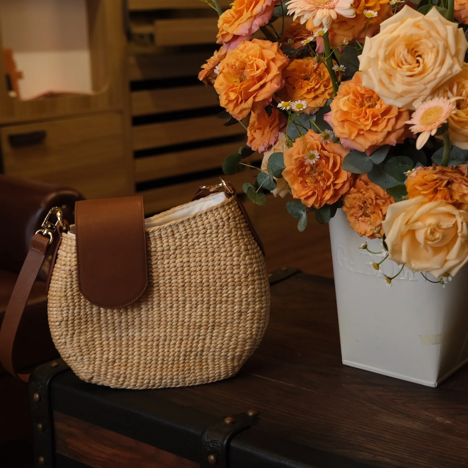Ảnh Lifestyle Túi cói đan phối nắp và quai da bò - Koi Leather
