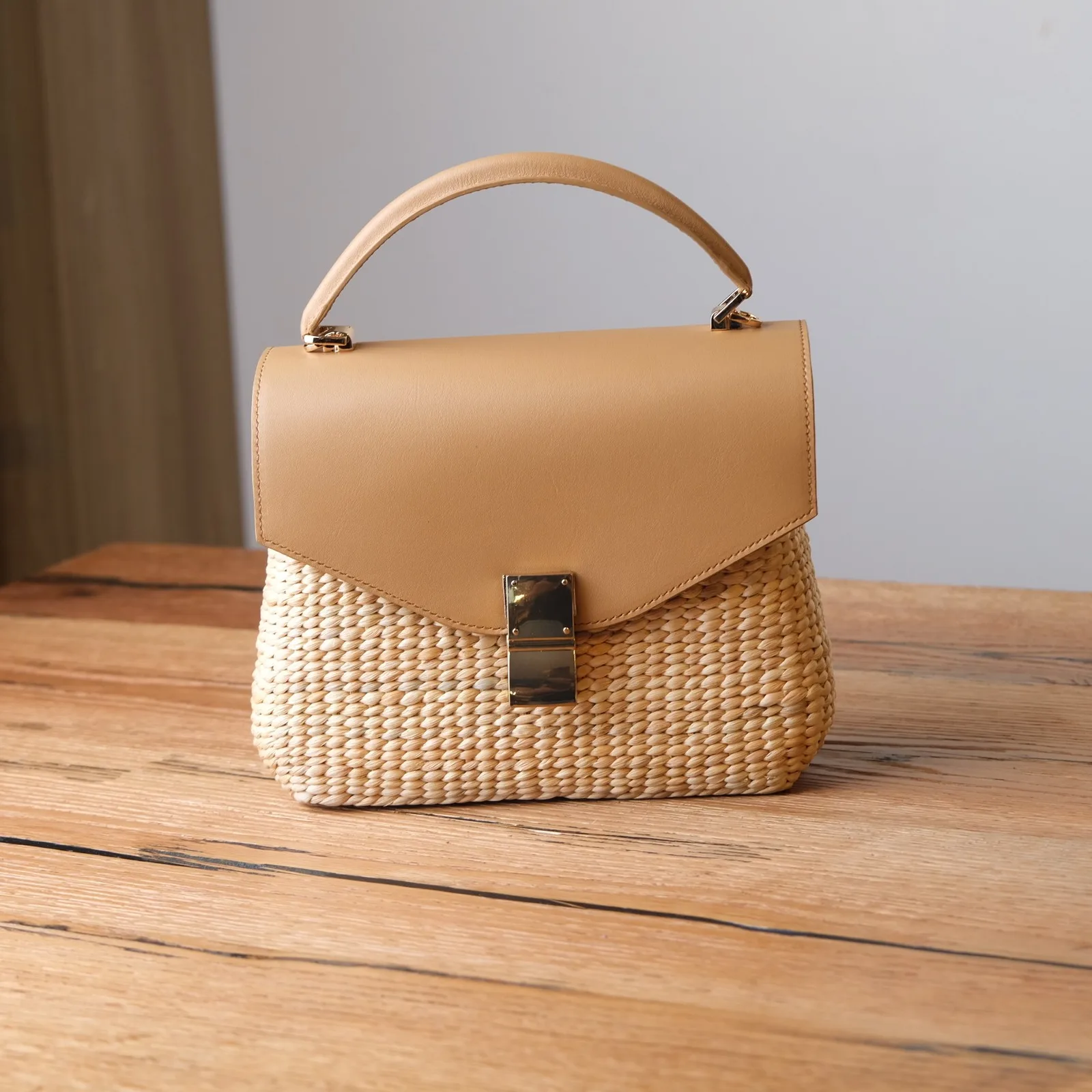Ảnh Studio Túi cói đan phối nắp và quai da bò - Koi Leather