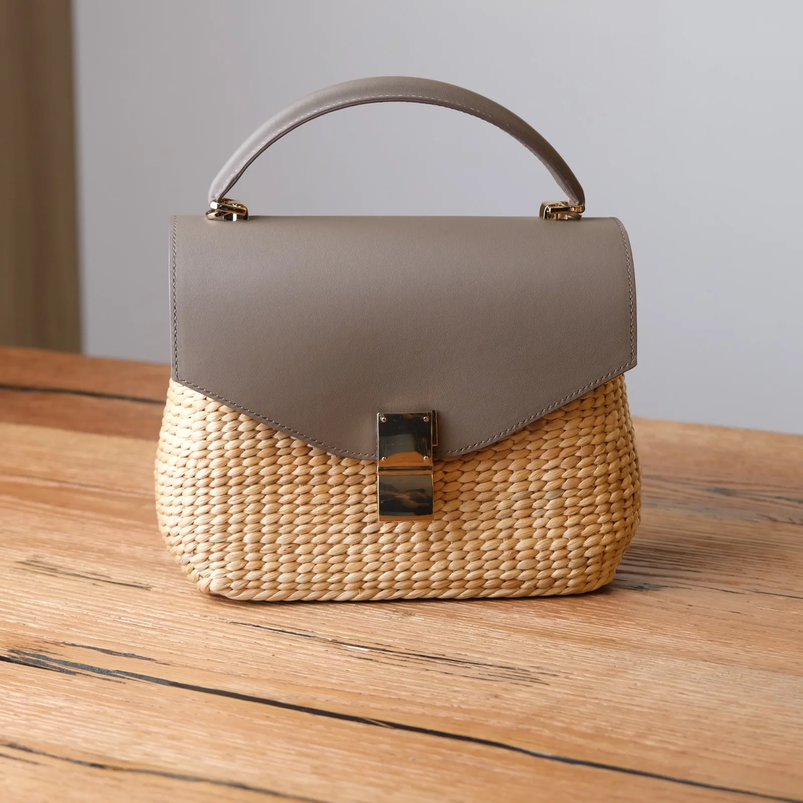 Ảnh Studio Túi cói đan phối nắp và quai da bò - Koi Leather