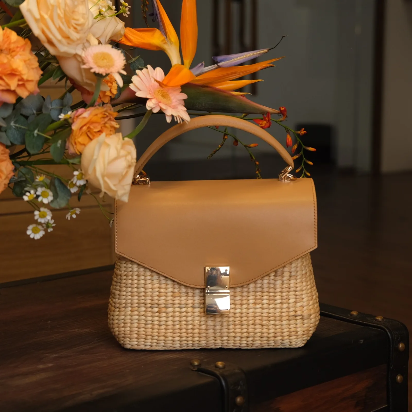 Ảnh Lifestyle Túi cói đan phối nắp và quai da bò - Koi Leather
