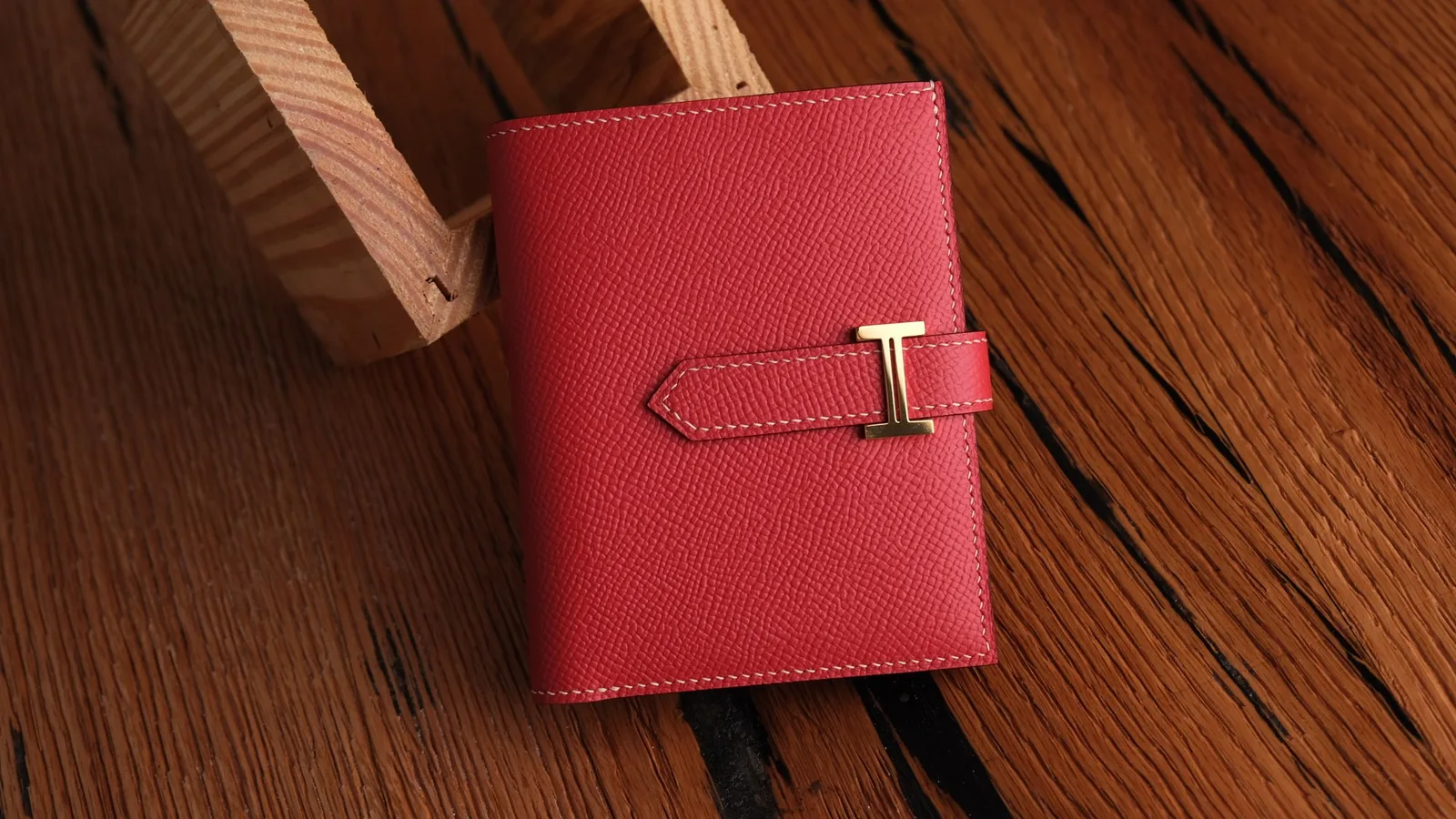 Ảnh Studio Ví gập đôi da Epsom màu đỏ đai cài kim loại - Koi Leather