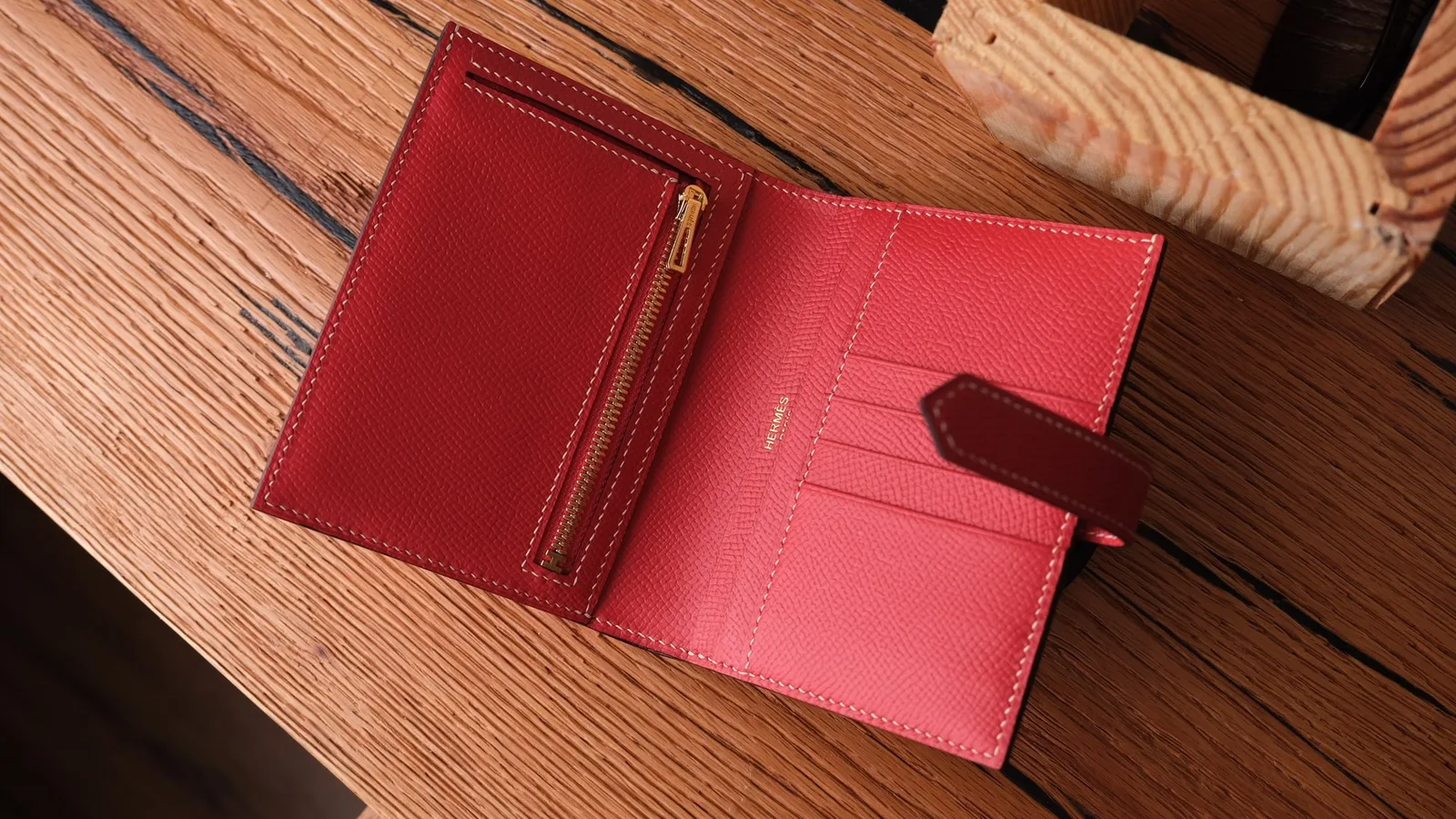 Ảnh Studio Ví gập đôi da Epsom màu đỏ đai cài kim loại - Koi Leather