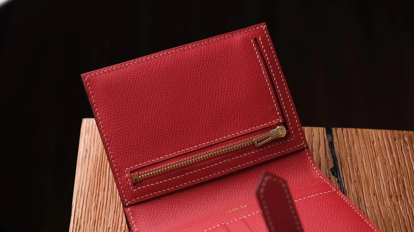 Ảnh Studio Ví gập đôi da Epsom màu đỏ đai cài kim loại - Koi Leather