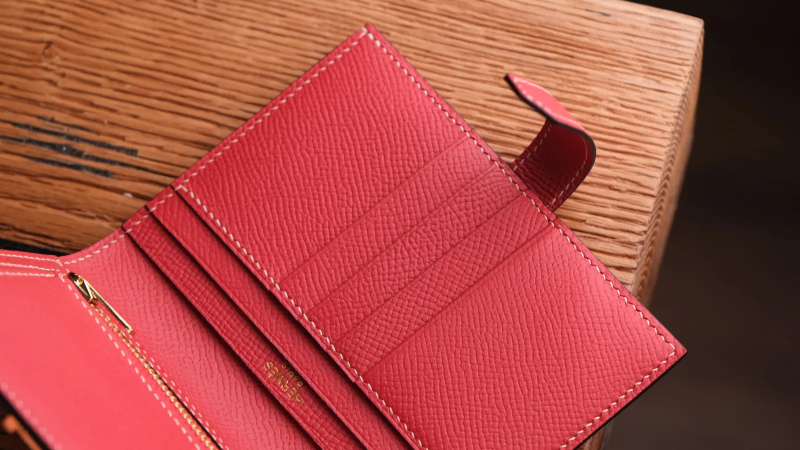 Ảnh Studio Ví gập đôi da Epsom màu đỏ đai cài kim loại - Koi Leather