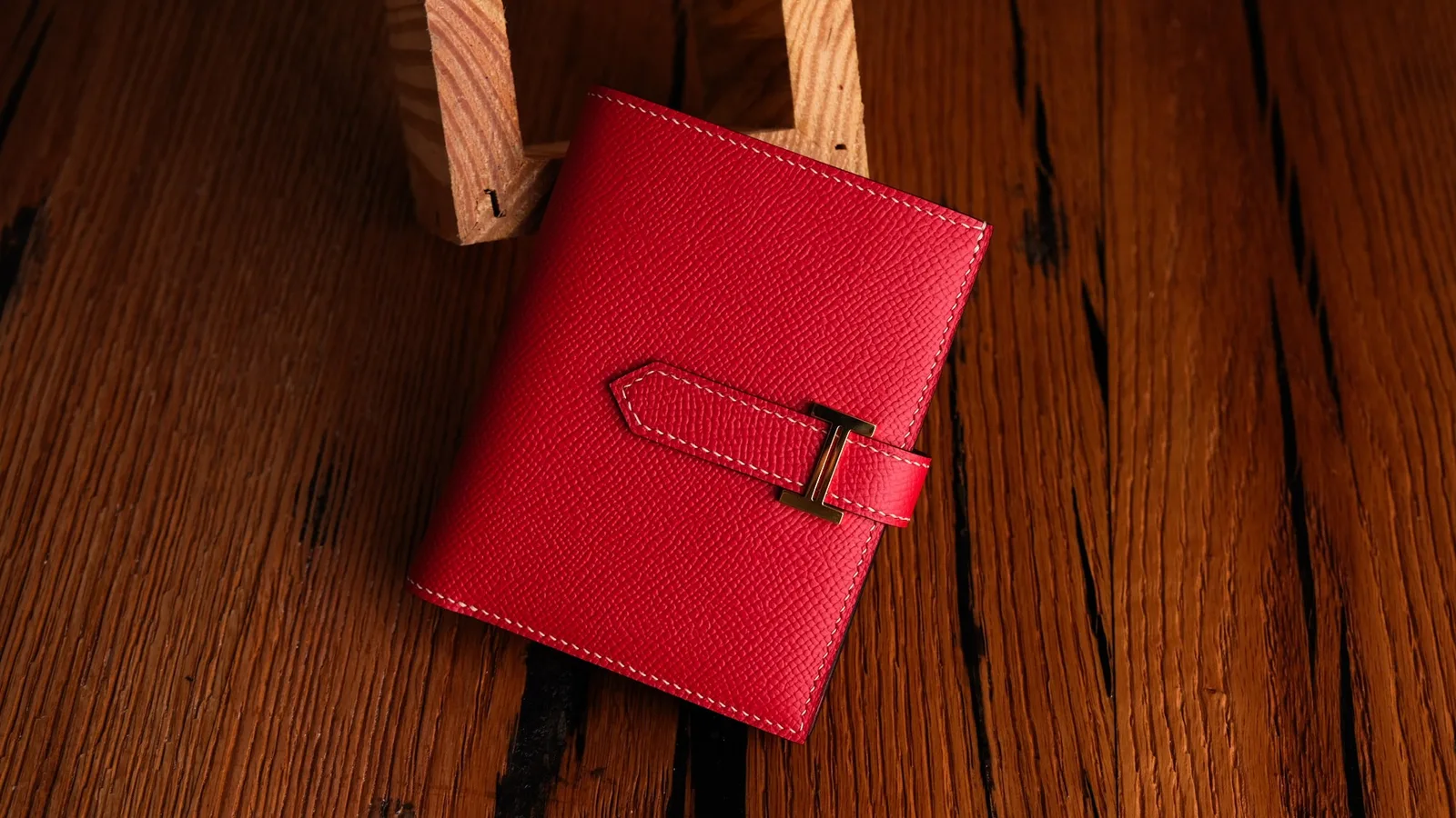 Ảnh Studio Ví gập đôi da Epsom màu đỏ đai cài kim loại - Koi Leather