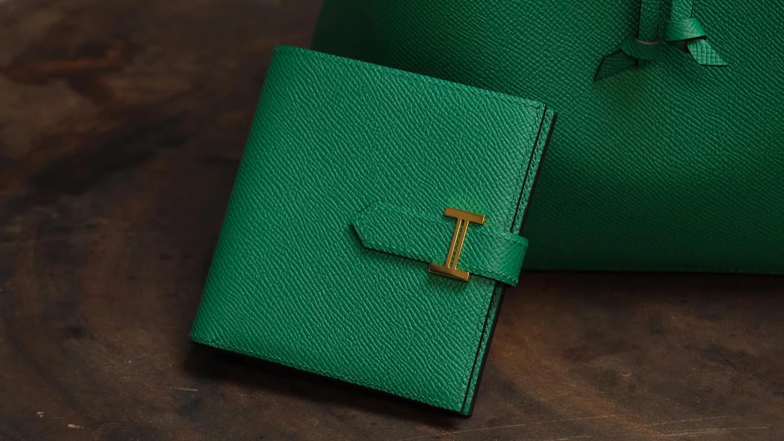 Ảnh Studio Ví Bearn gập đôi da Epsom màu đỏ đai cài kim loại - Koi Leather