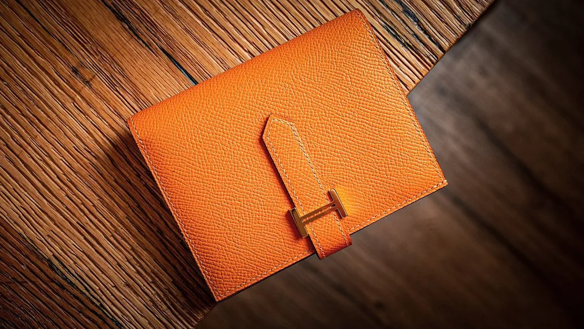 Ảnh Studio Ví Bearn gập đôi da Epsom màu đỏ đai cài kim loại - Koi Leather