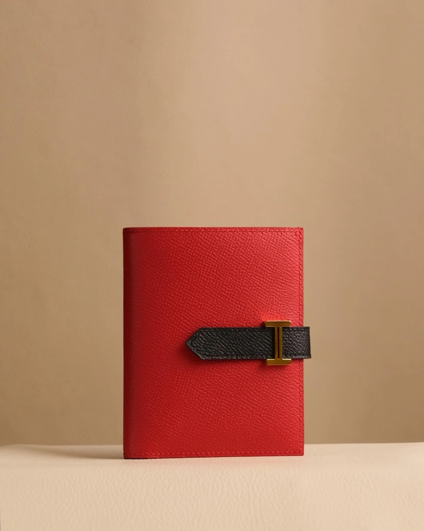 Ảnh Studio Ví Bearn gập đôi da Epsom màu đỏ đai cài kim loại - Koi Leather