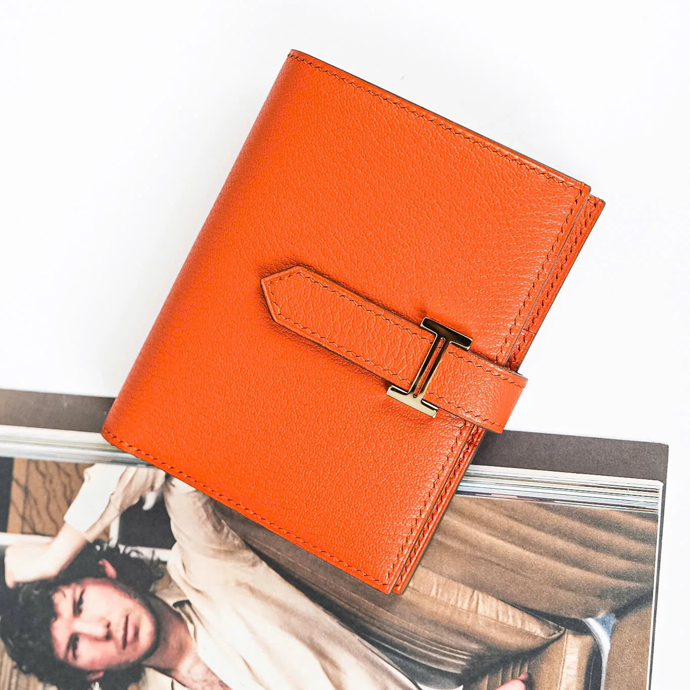 Ảnh Studio Ví Bearn gập đôi da Epsom màu đỏ đai cài kim loại - Koi Leather