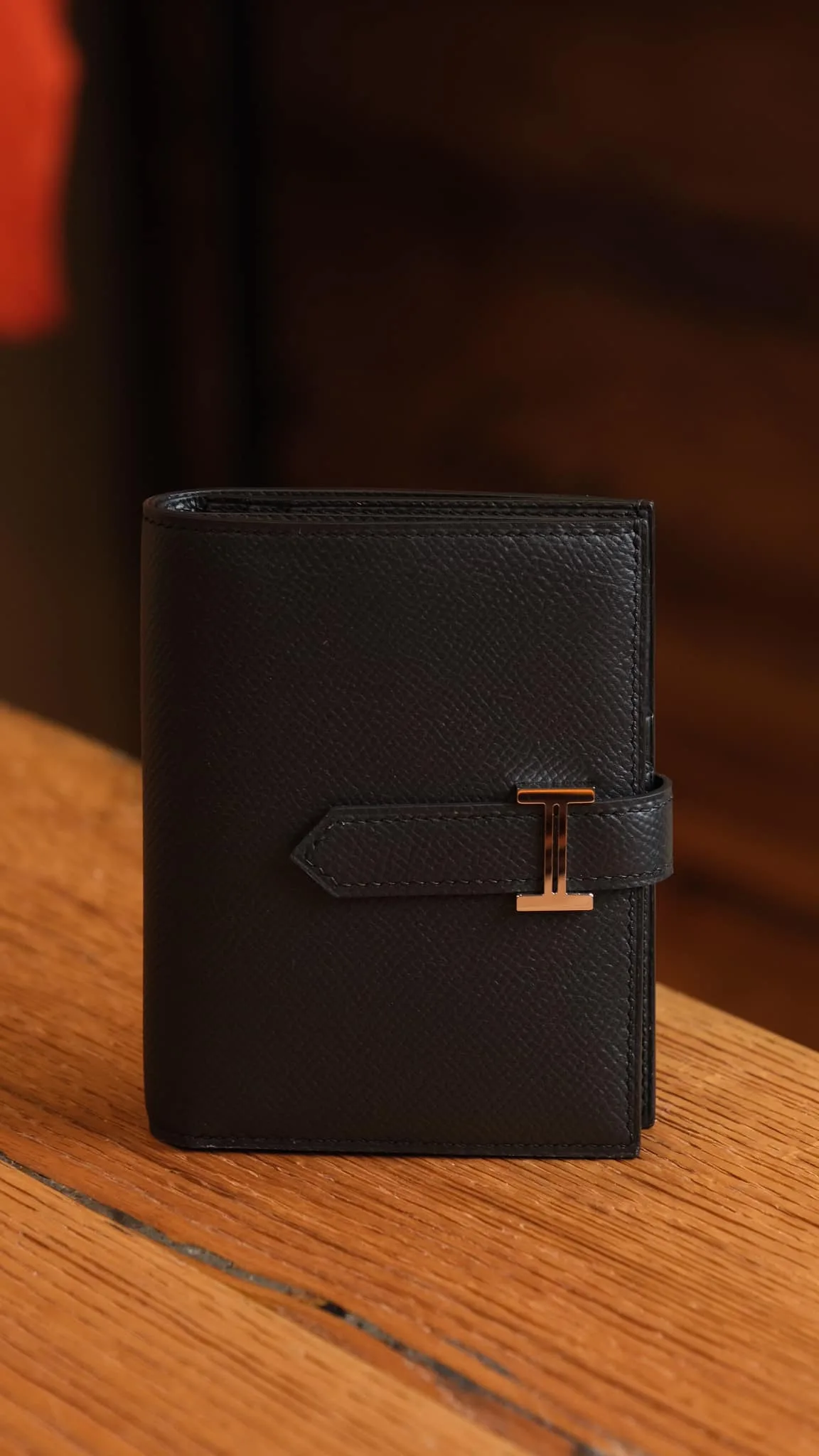 Ảnh Studio Ví Bearn gập đôi da Epsom màu đỏ đai cài kim loại - Koi Leather
