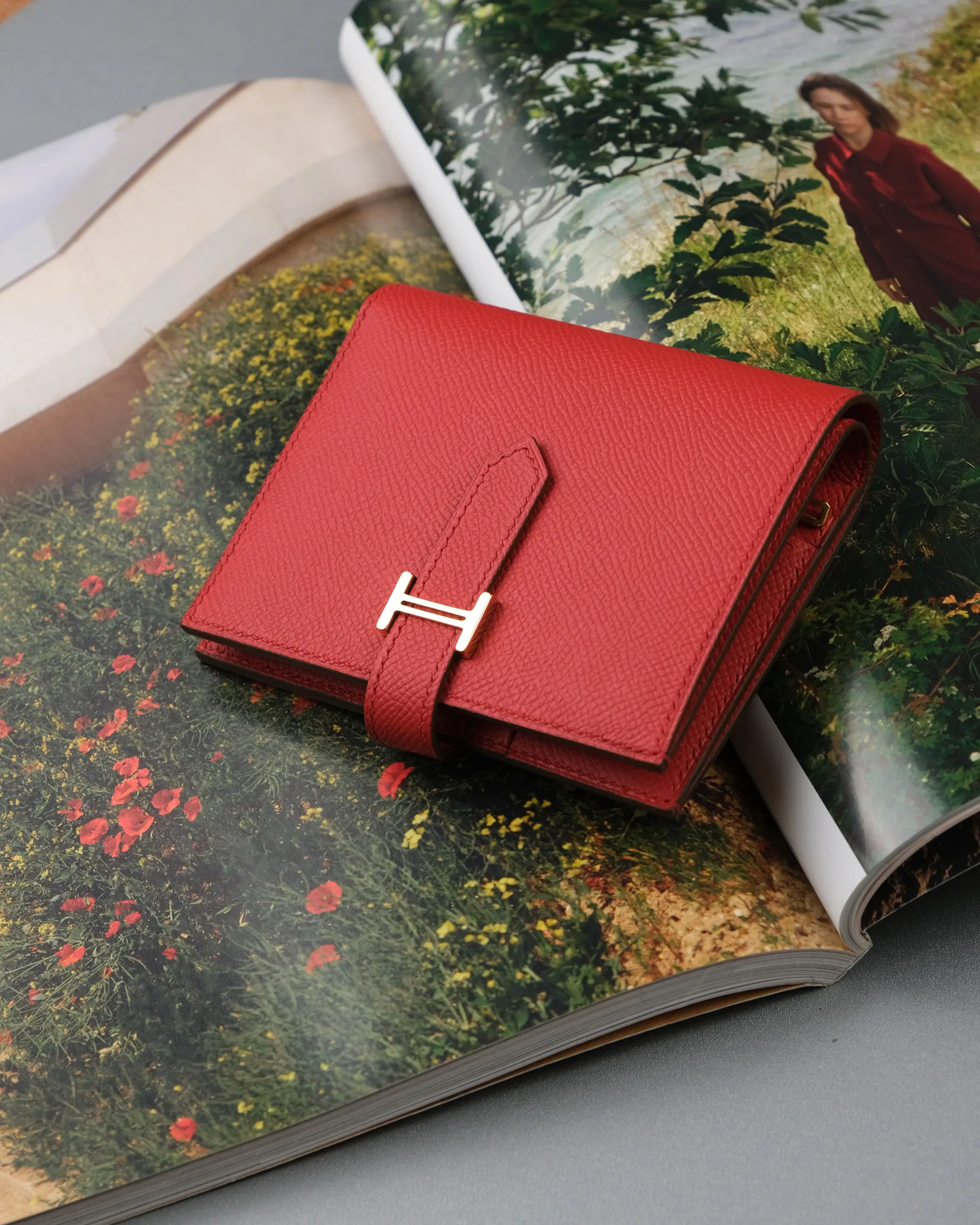 Ảnh Studio Ví Bearn gập đôi da Epsom màu đỏ đai cài kim loại - Koi Leather