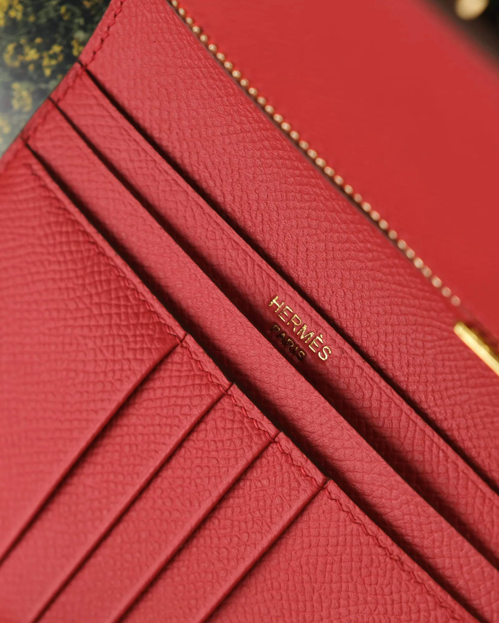 Ảnh Studio Ví Bearn gập đôi da Epsom màu đỏ đai cài kim loại - Koi Leather