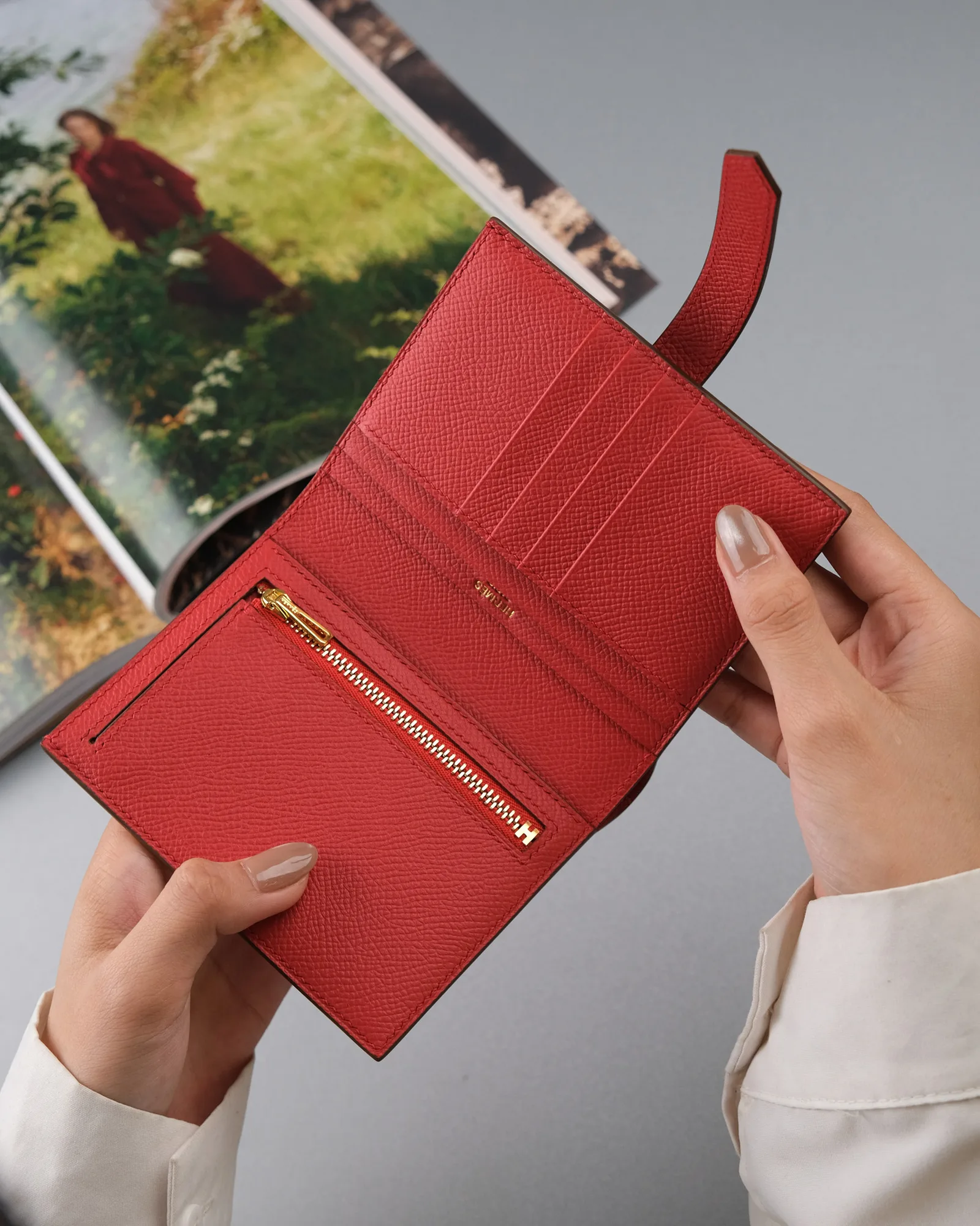 Ảnh Studio Ví Bearn gập đôi da Epsom màu đỏ đai cài kim loại - Koi Leather
