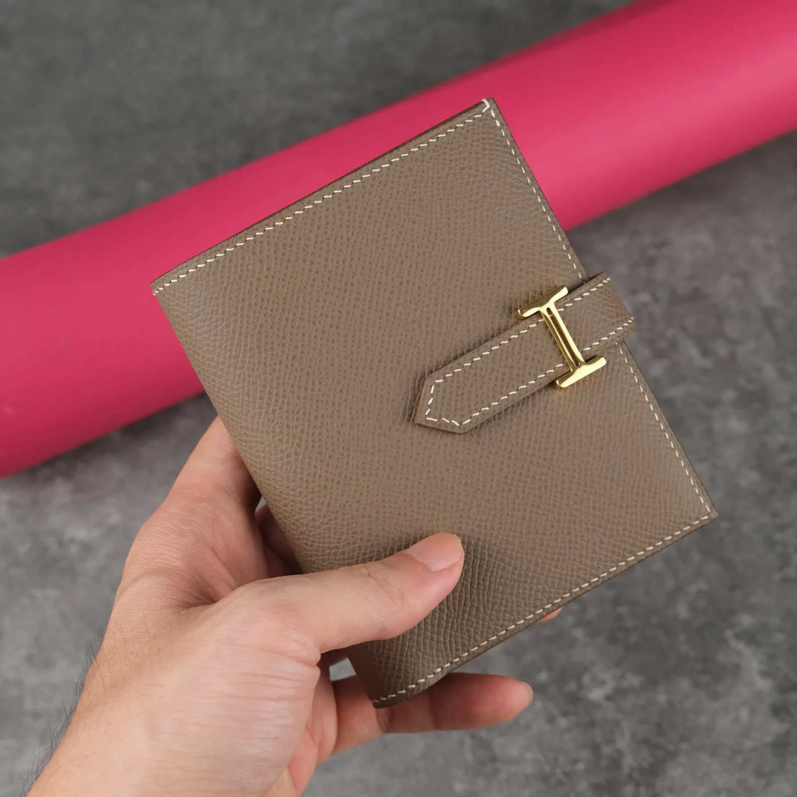 Ảnh Studio Ví Bearn gập đôi da Epsom màu đỏ đai cài kim loại - Koi Leather
