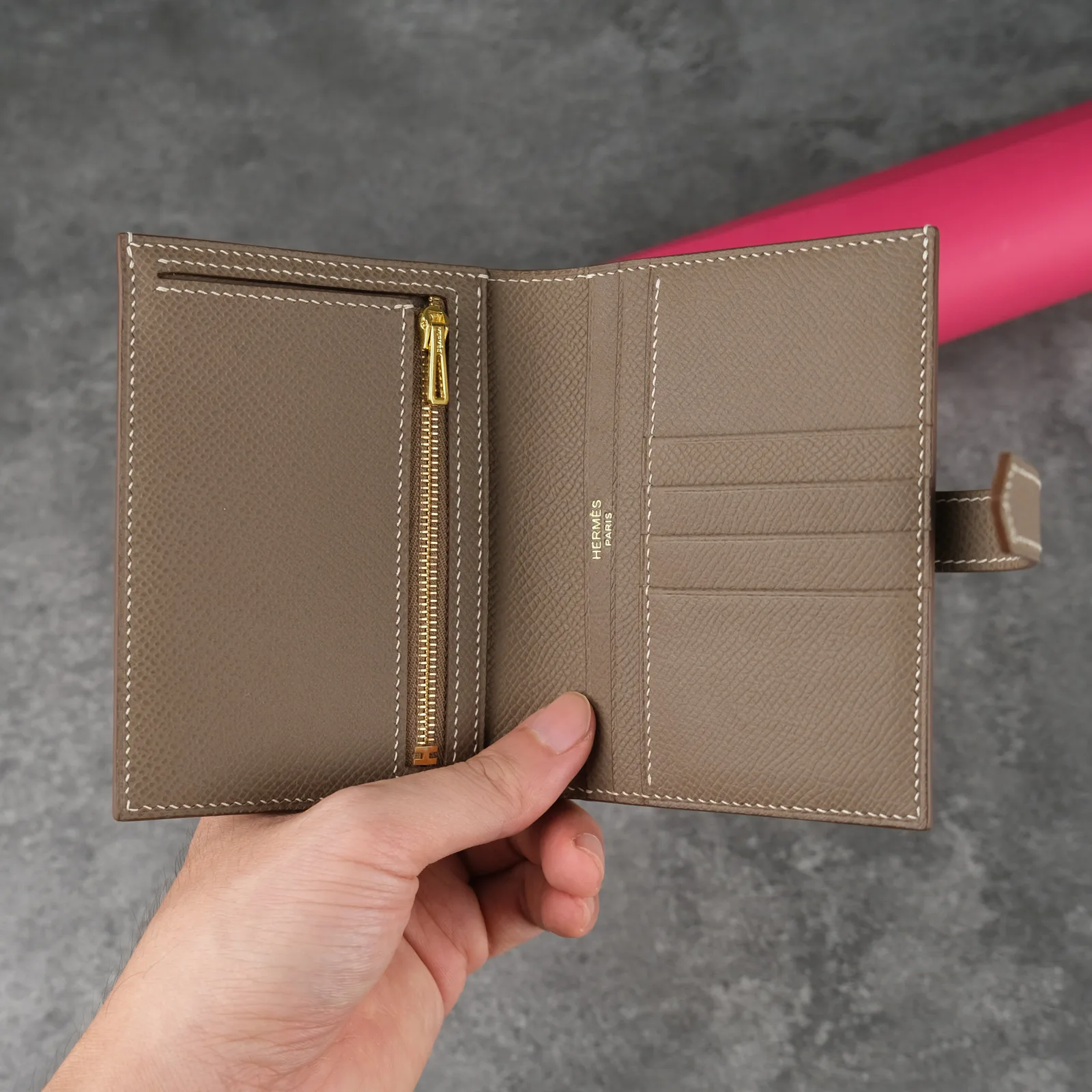 Ảnh Studio Ví Bearn gập đôi da Epsom màu đỏ đai cài kim loại - Koi Leather