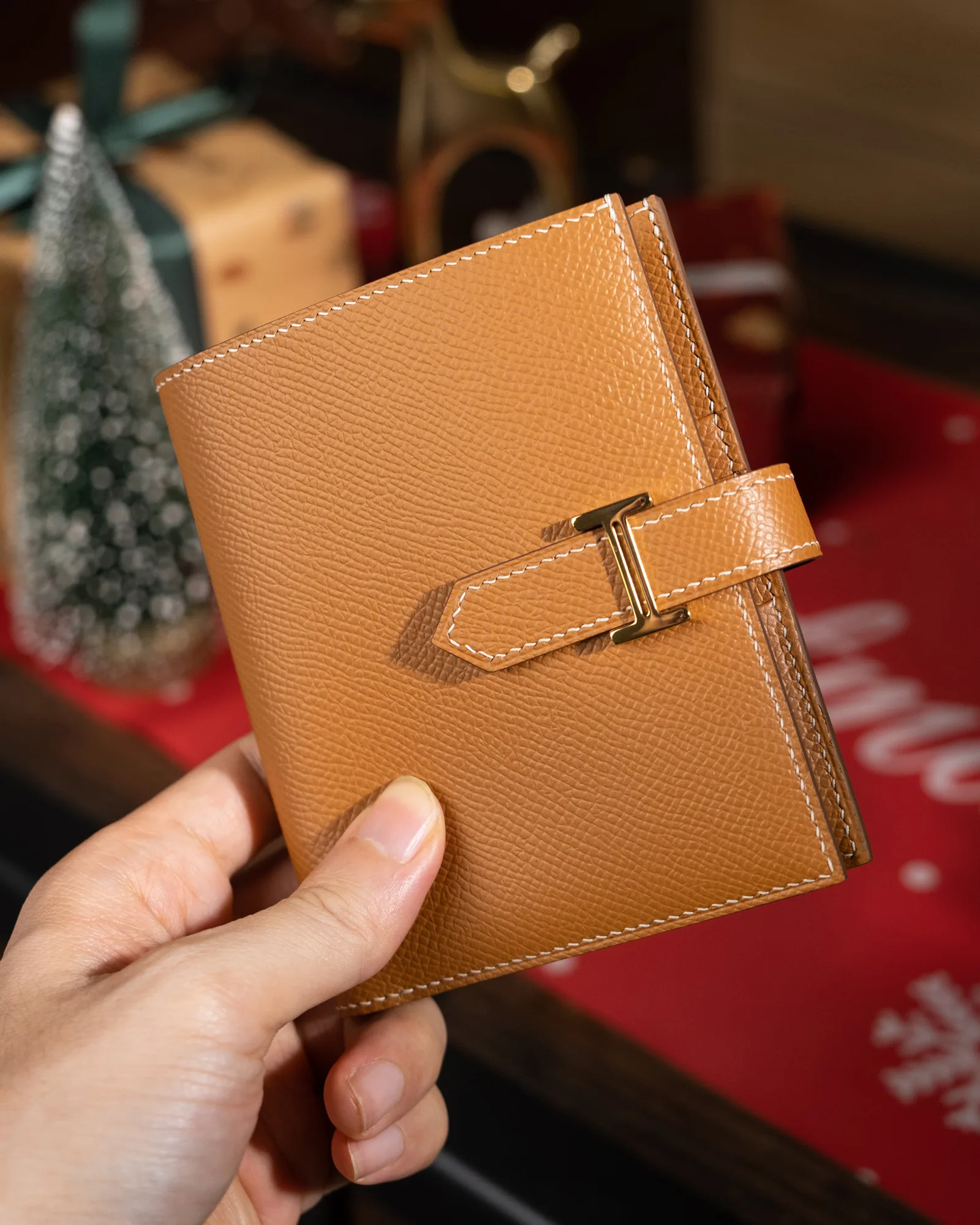 Ảnh Studio Ví Bearn gập đôi da Epsom màu đỏ đai cài kim loại - Koi Leather