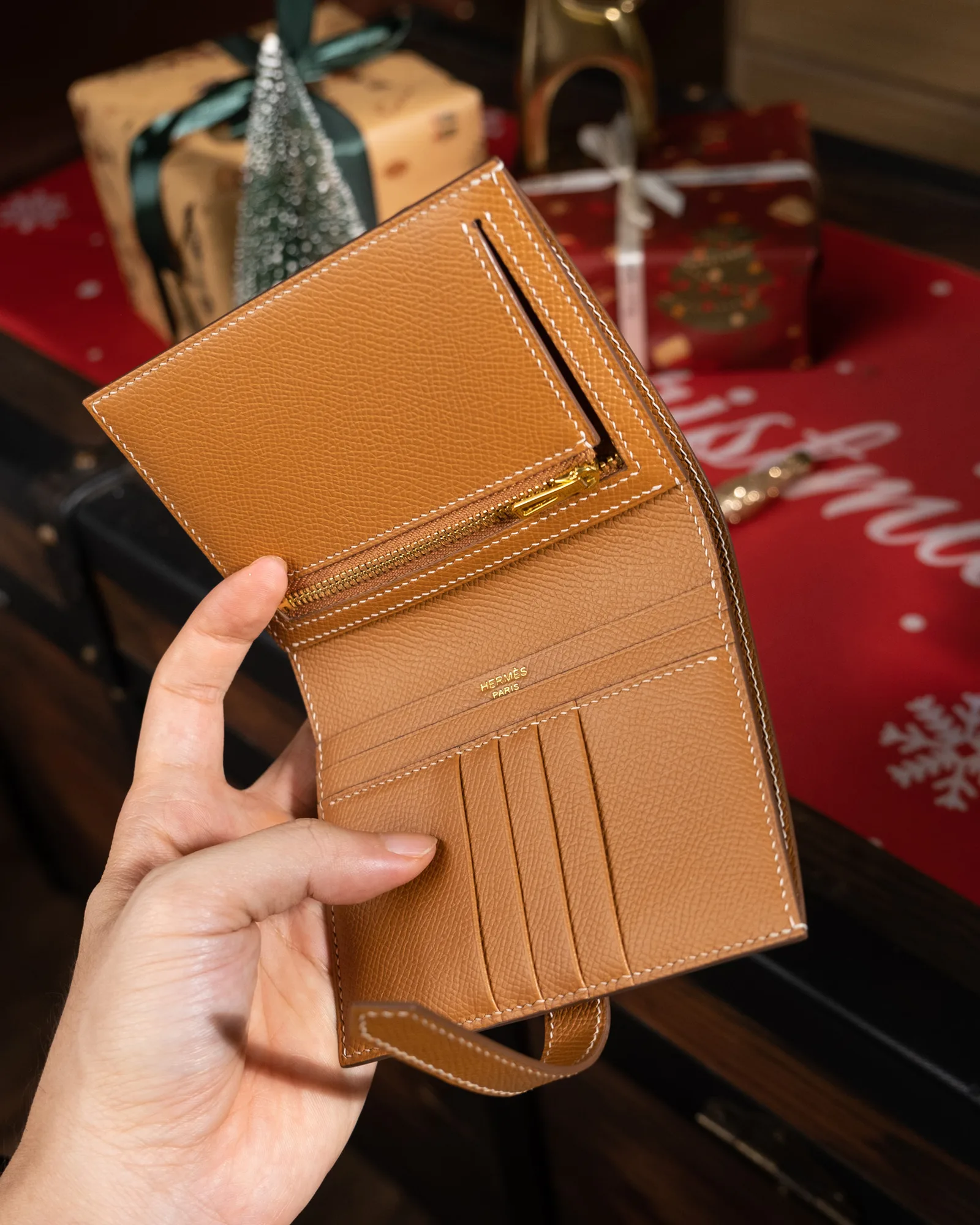 Ảnh Studio Ví Bearn gập đôi da Epsom màu đỏ đai cài kim loại - Koi Leather