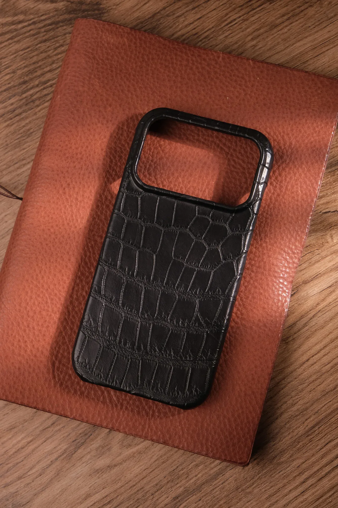 Ảnh Studio Iphone case - Koi Leather