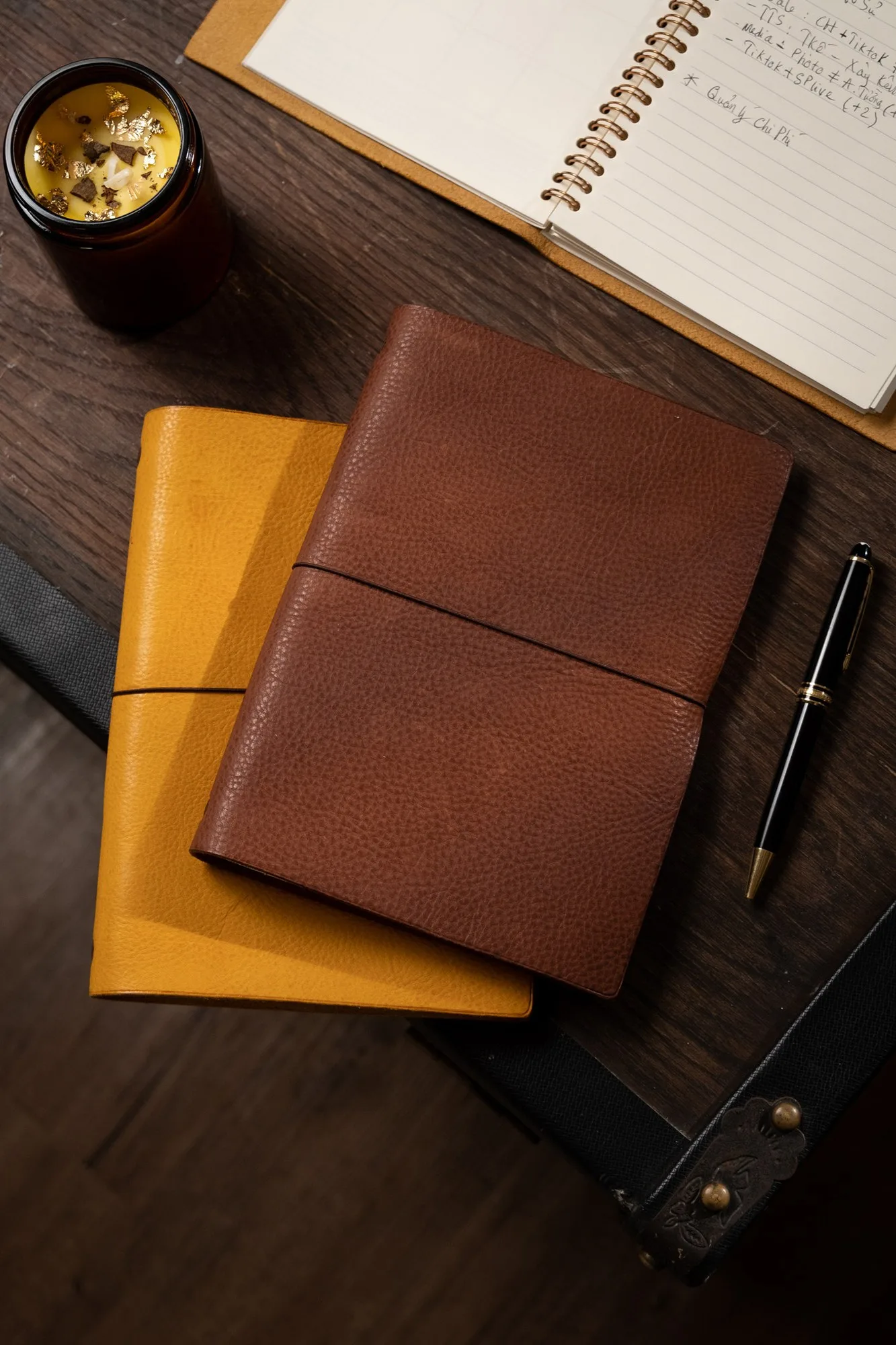 Ảnh Lifestyle Bìa sổ da bò vân hạt cài dây thun - Koi Leather