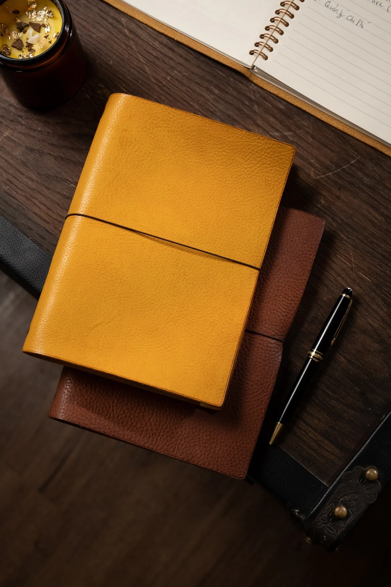 Ảnh Lifestyle Bìa sổ da bò vân hạt cài dây thun - Koi Leather