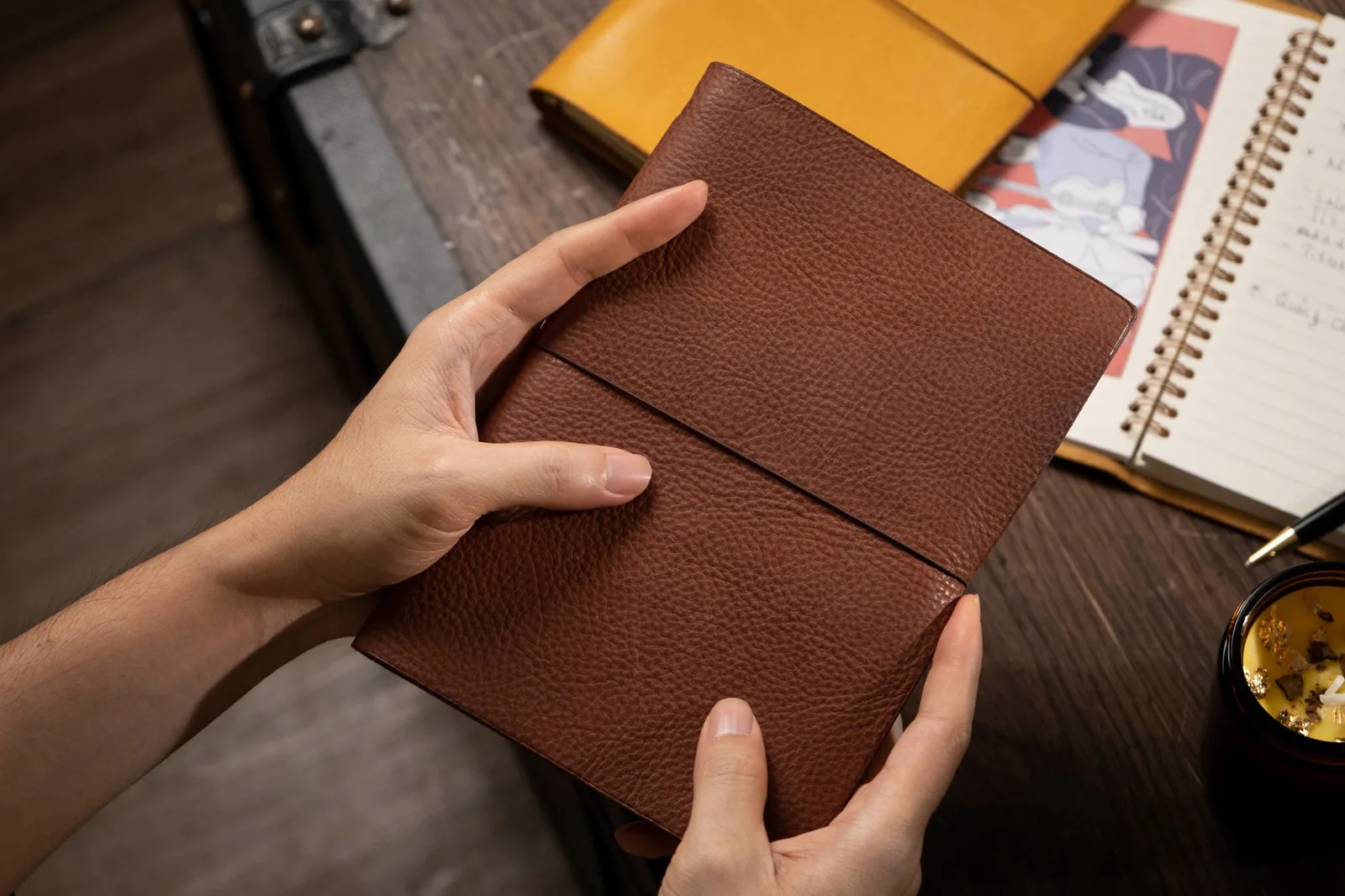 Ảnh Lifestyle Bìa sổ da bò vân hạt cài dây thun - Koi Leather