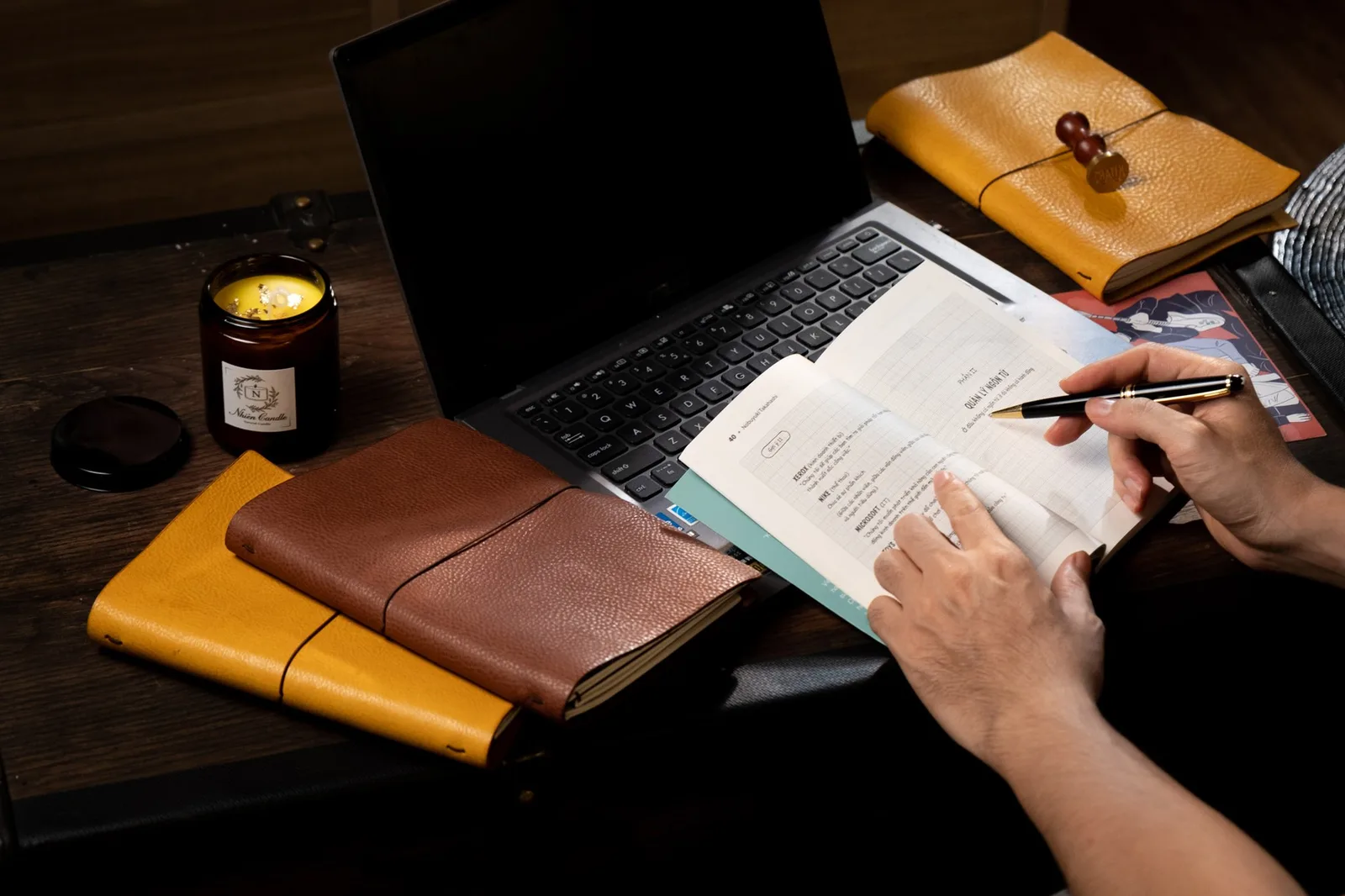 Ảnh Lifestyle Bìa sổ da bò vân hạt cài dây thun - Koi Leather