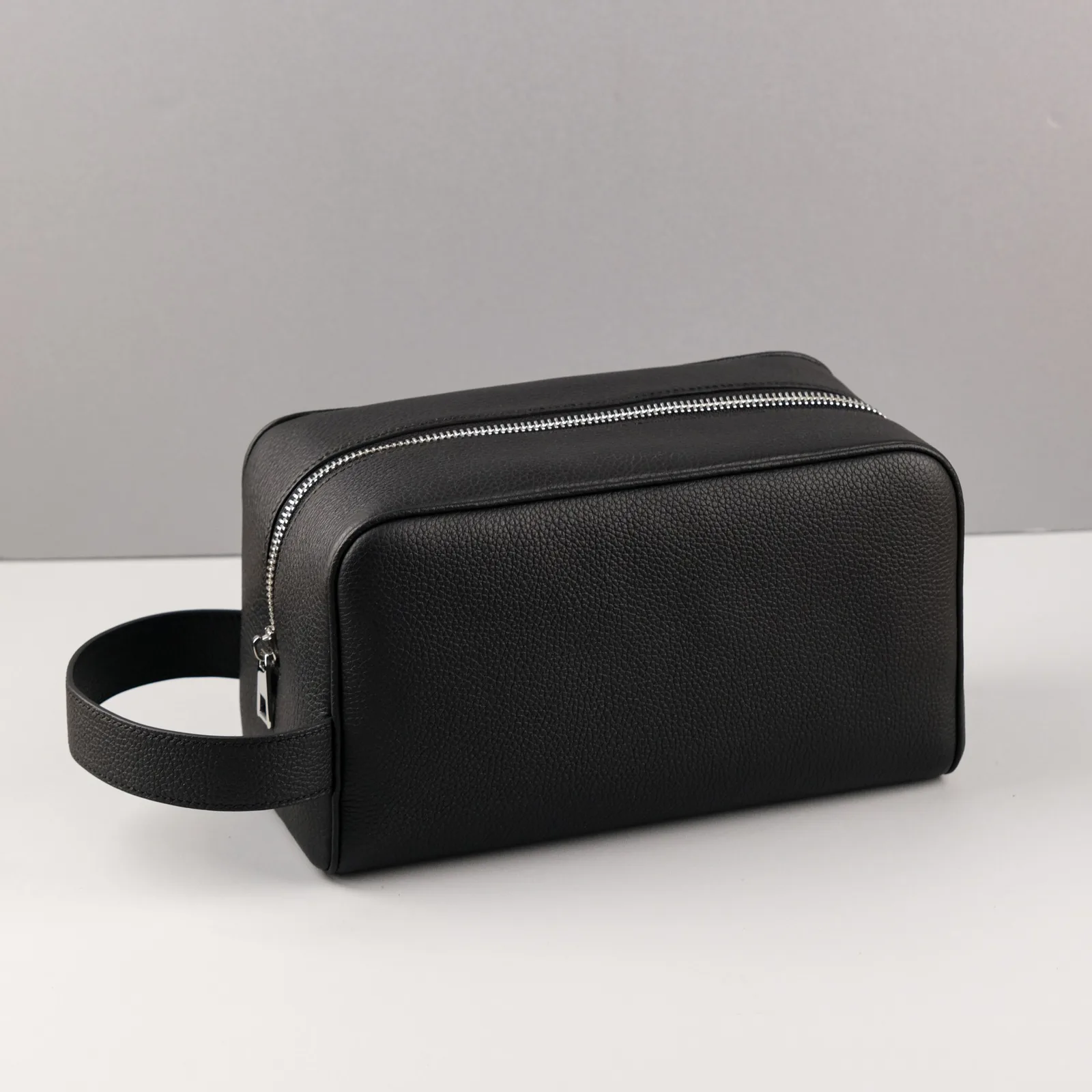 Ảnh Studio Túi dopp kit da Togo màu đen dáng hộp quai xách - Koi Leather