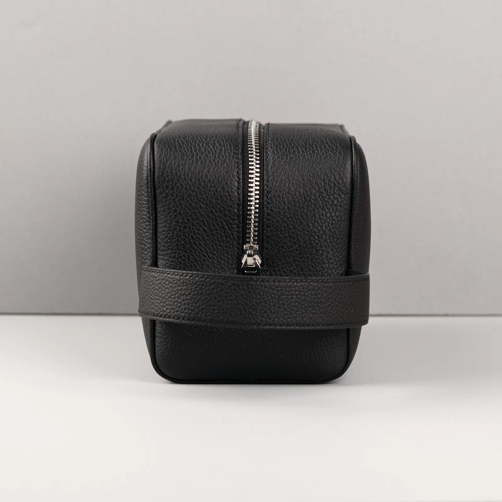 Ảnh Studio Túi dopp kit da Togo màu đen dáng hộp quai xách - Koi Leather