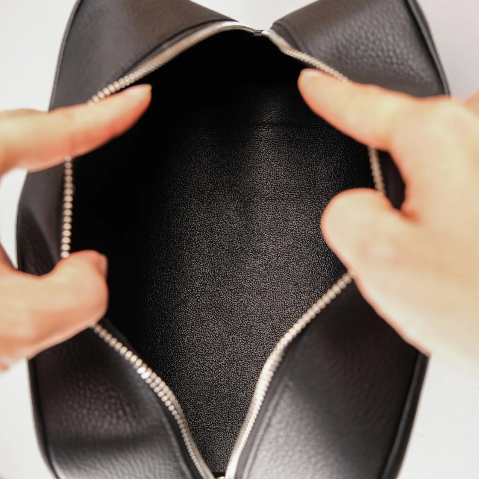 Ảnh Studio Túi dopp kit da Togo màu đen dáng hộp quai xách - Koi Leather