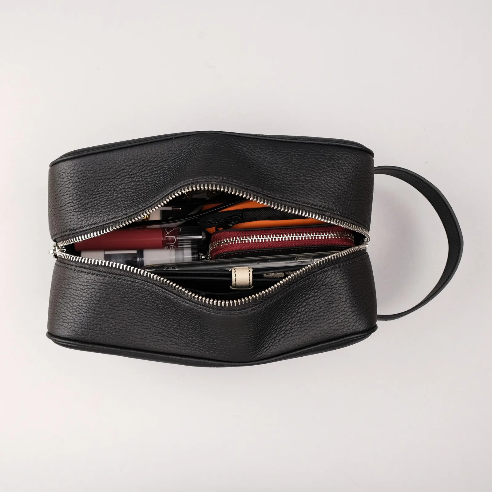 Ảnh Lifestyle Túi dopp kit da Togo màu đen dáng hộp quai xách - Koi Leather