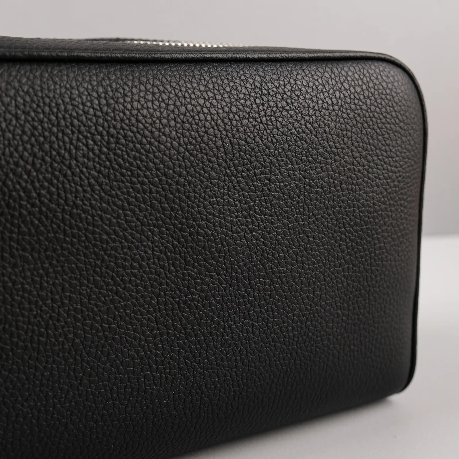 Ảnh Studio Túi dopp kit da Togo màu đen dáng hộp quai xách - Koi Leather