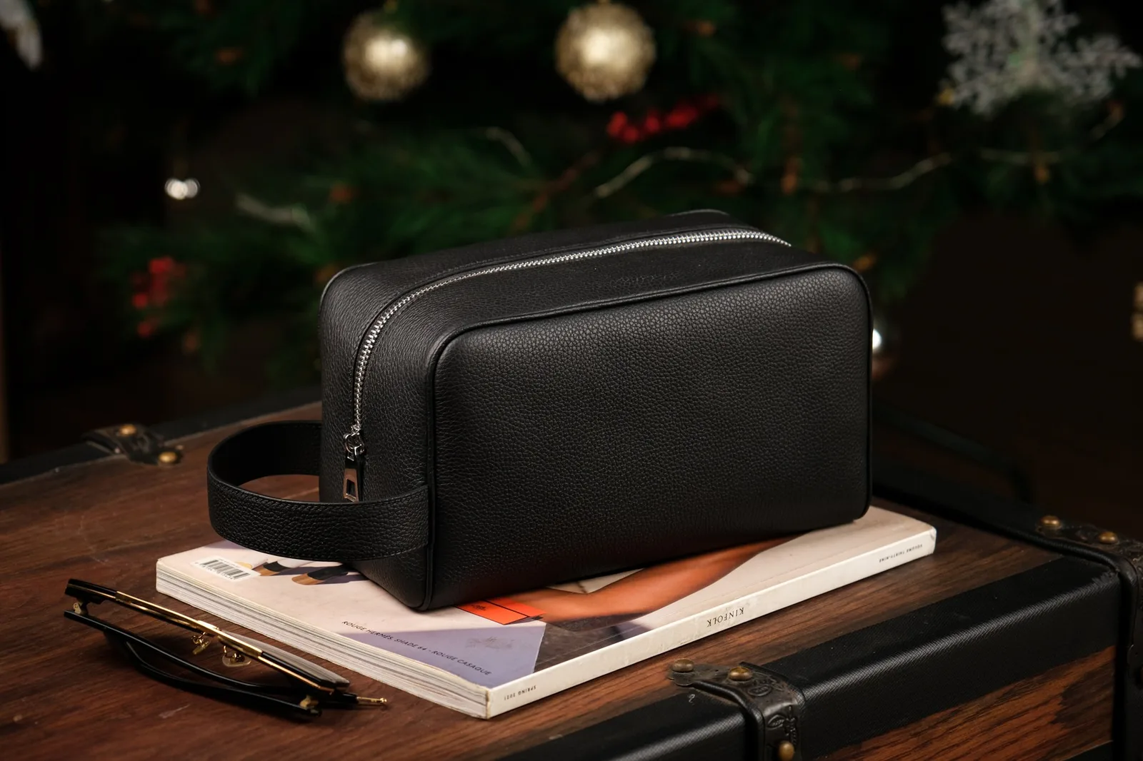 Ảnh Lifestyle Túi dopp kit da Togo màu đen dáng hộp quai xách - Koi Leather