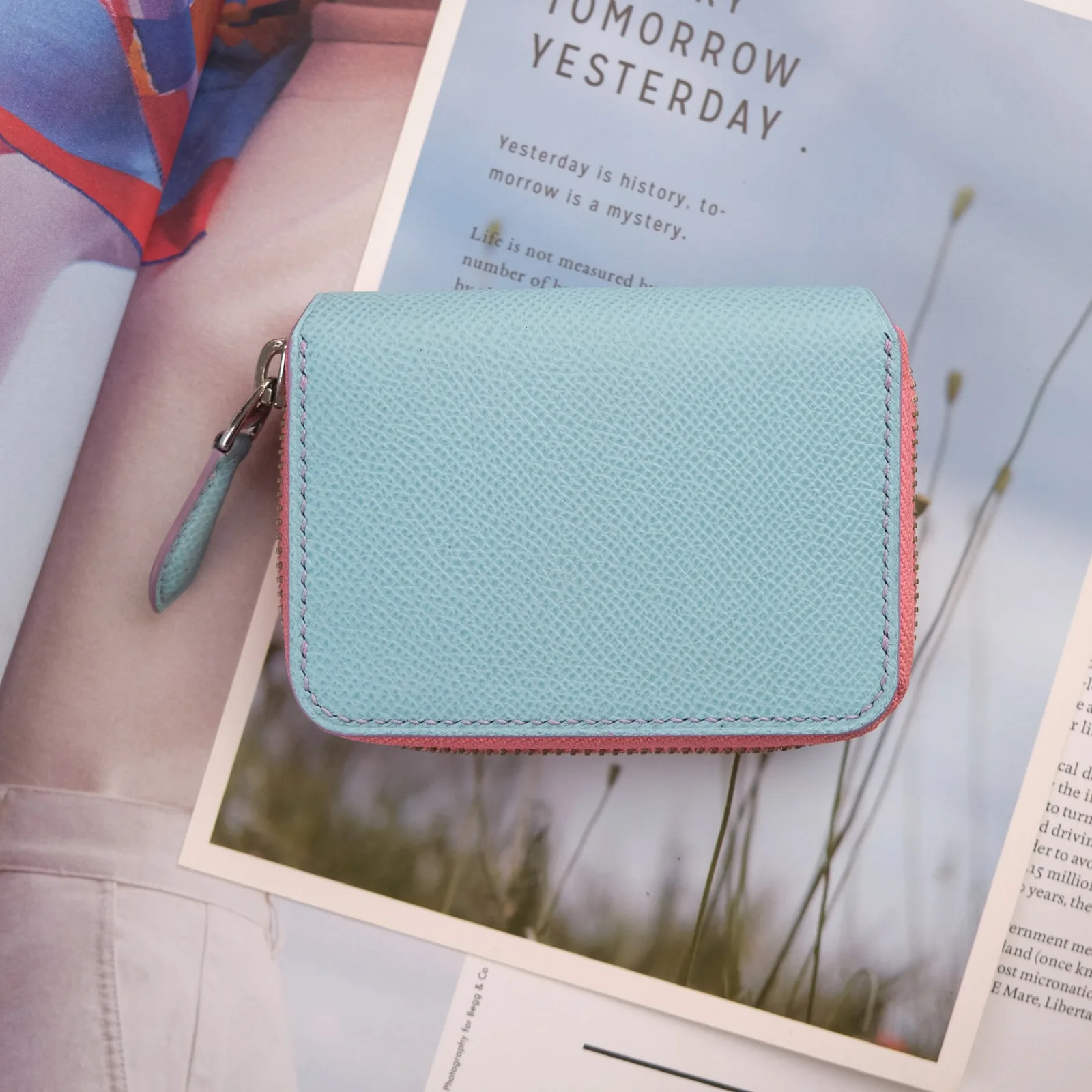 Ảnh Studio Ví zip mini da Epsom xanh Tiffany phối khóa hồng - Koi Leather
