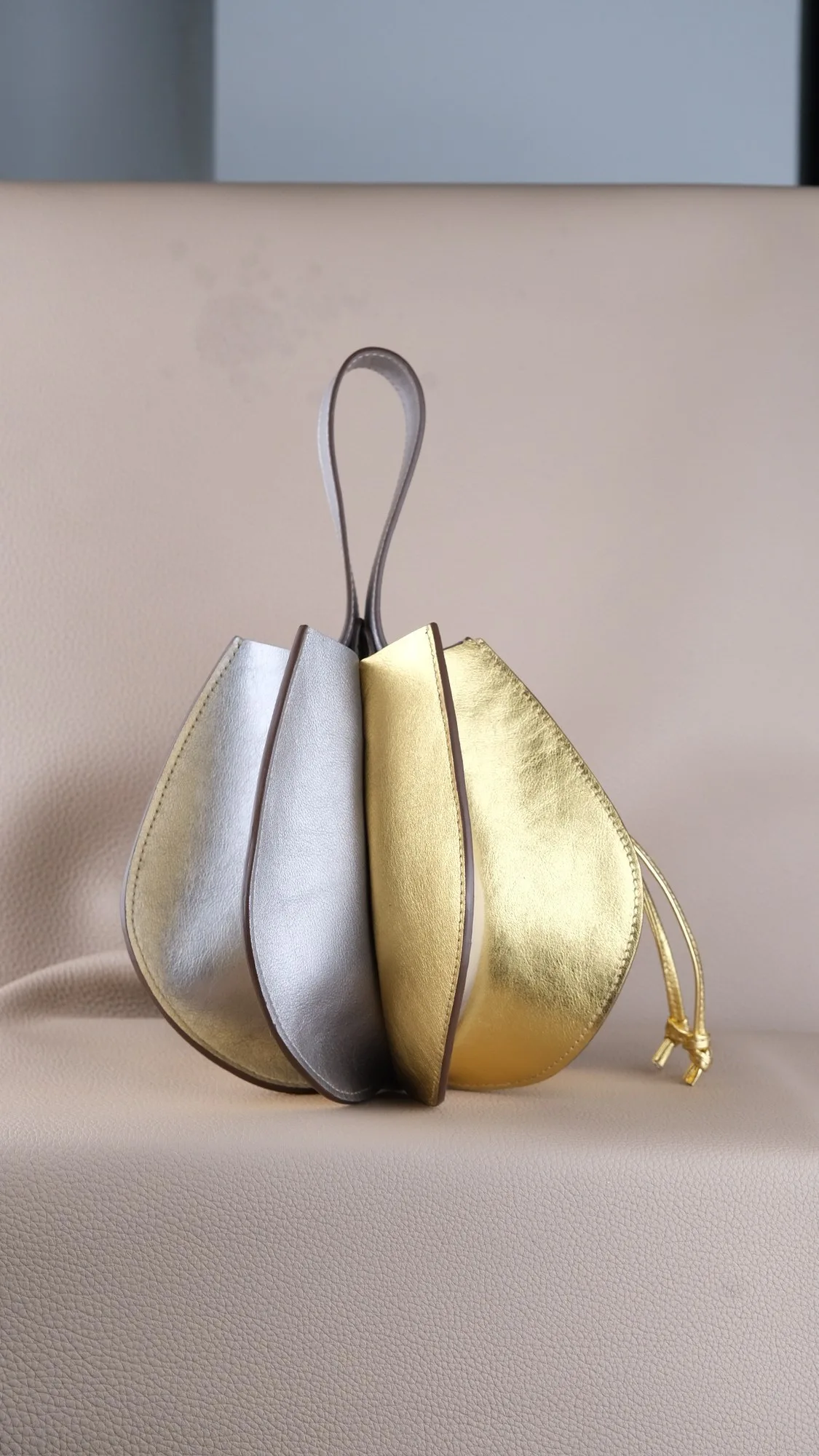 Ảnh Studio Túi xách da dáng hoa sen phối màu vàng và bạc - Koi Leather
