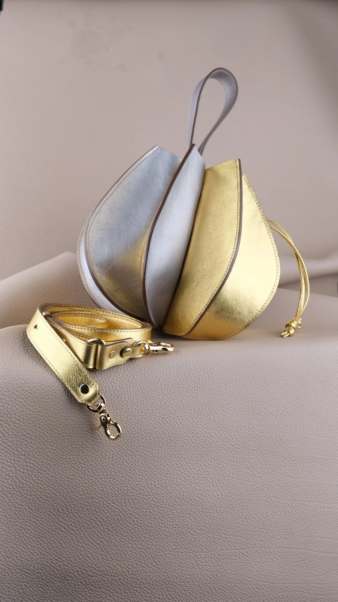 Ảnh Studio Túi xách da dáng hoa sen phối màu vàng và bạc - Koi Leather